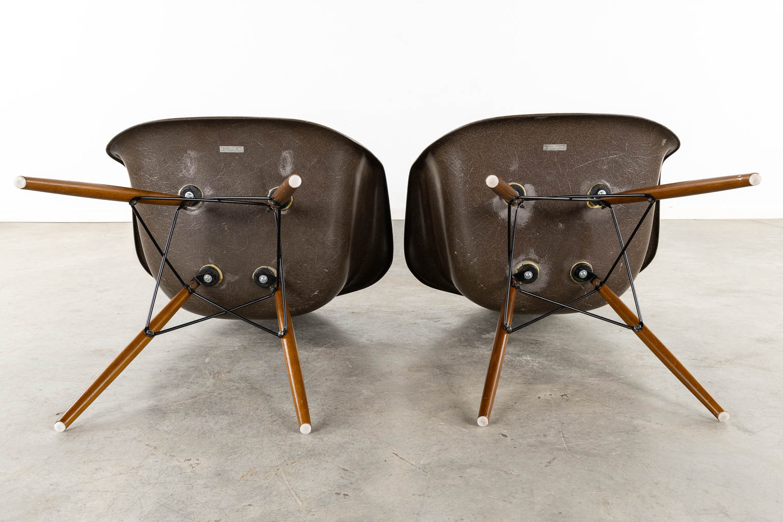 Charles &amp; Ray EAMES (XX-XXI) 'Eames Fibreglass Armchair DAW'. Herman Miller. (L:57 x W:65 x H:85 - Image 7 of 14