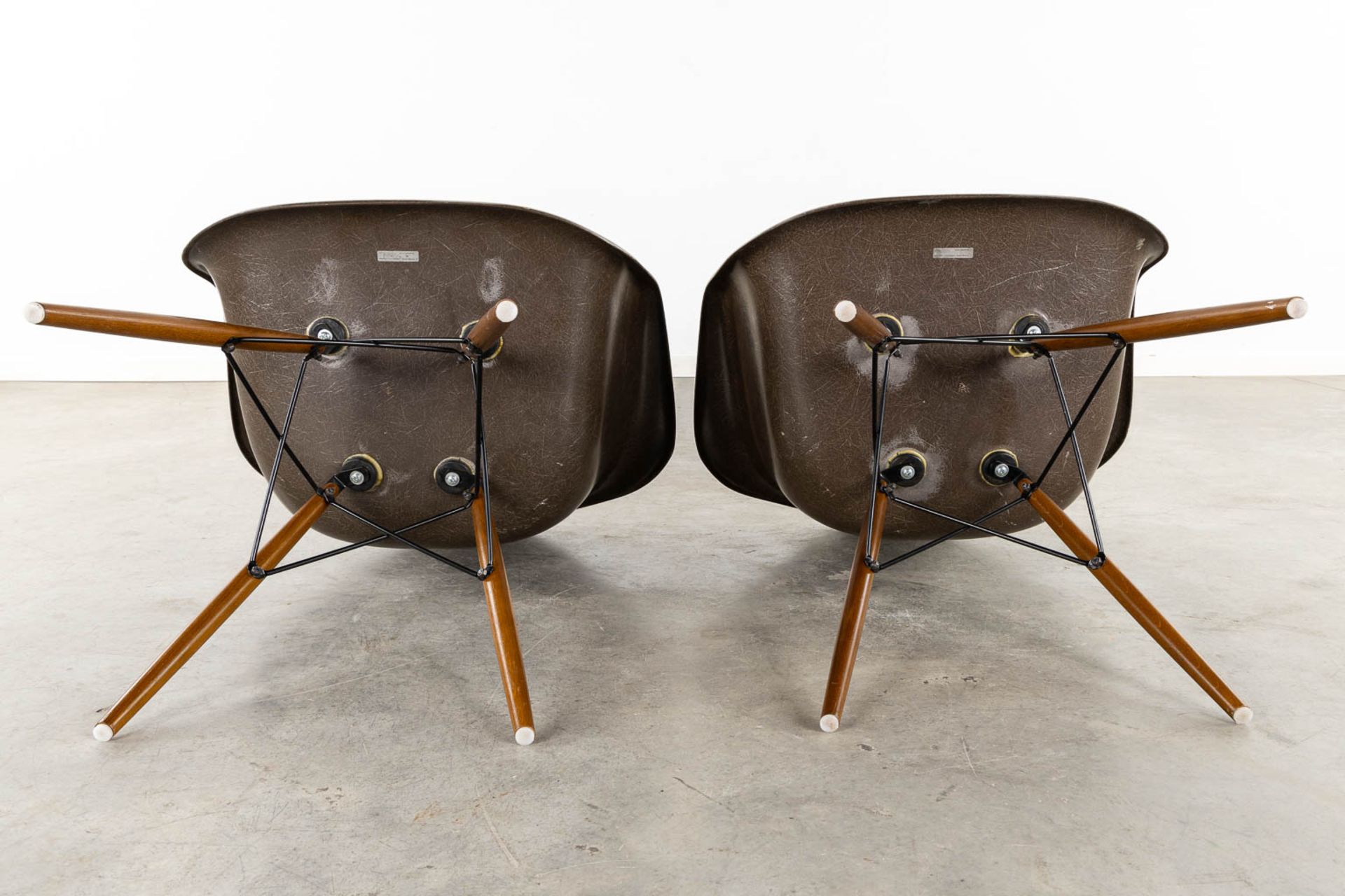 Charles & Ray EAMES (XX-XXI) 'Eames Fibreglass Armchair DAW'. Herman Miller. (L:57 x W:65 x H:85 cm) - Bild 7 aus 14