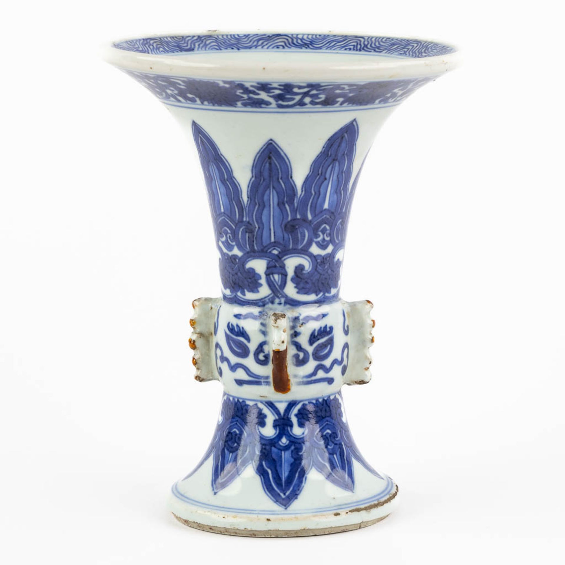 A Chinese Beaker vase, blue-white, Kangxi or Yongzheng period. (H:20 x D:15,5 cm) - Bild 5 aus 11