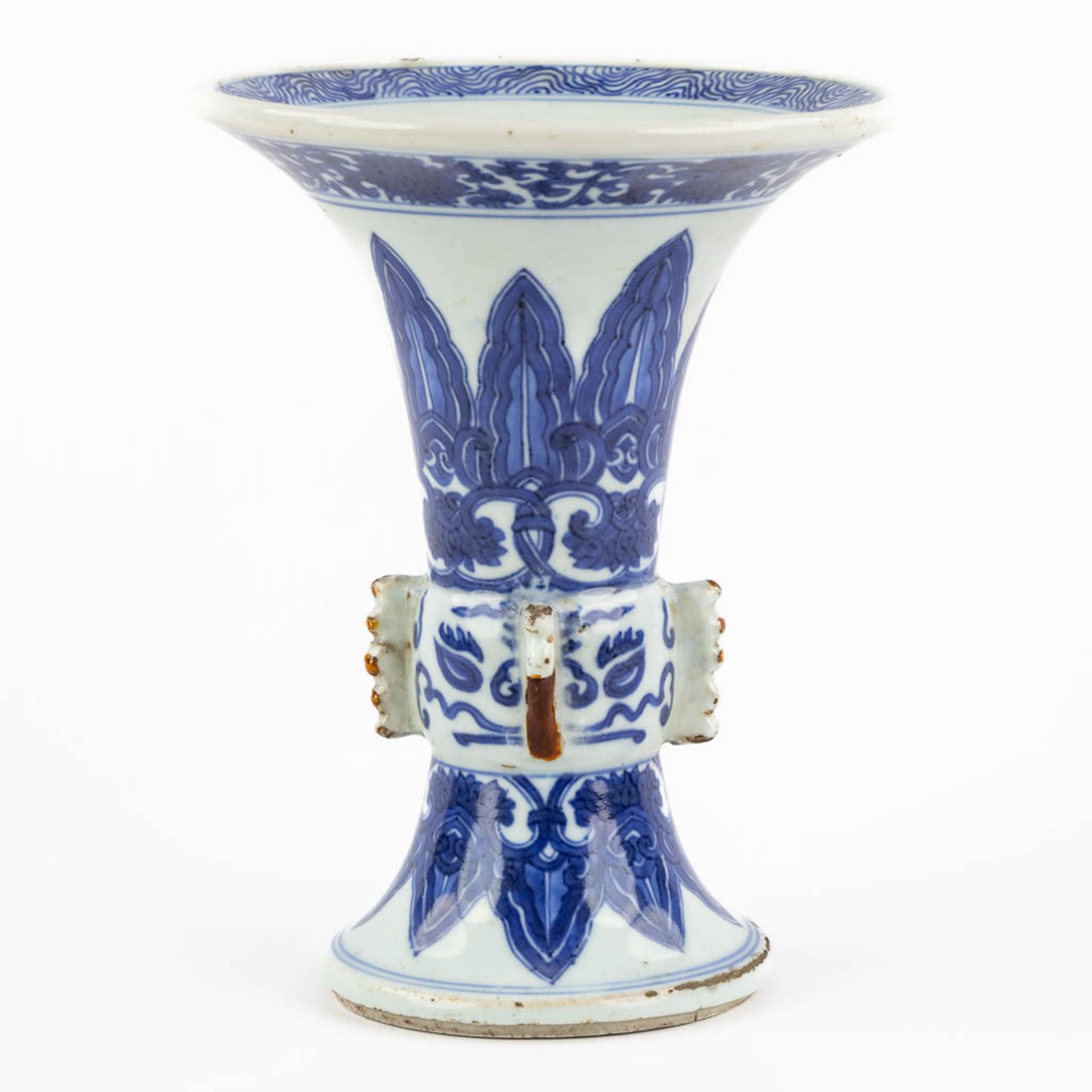 A Chinese Beaker vase, blue-white, Kangxi or Yongzheng period. (H:20 x D:15,5 cm) - Image 5 of 11