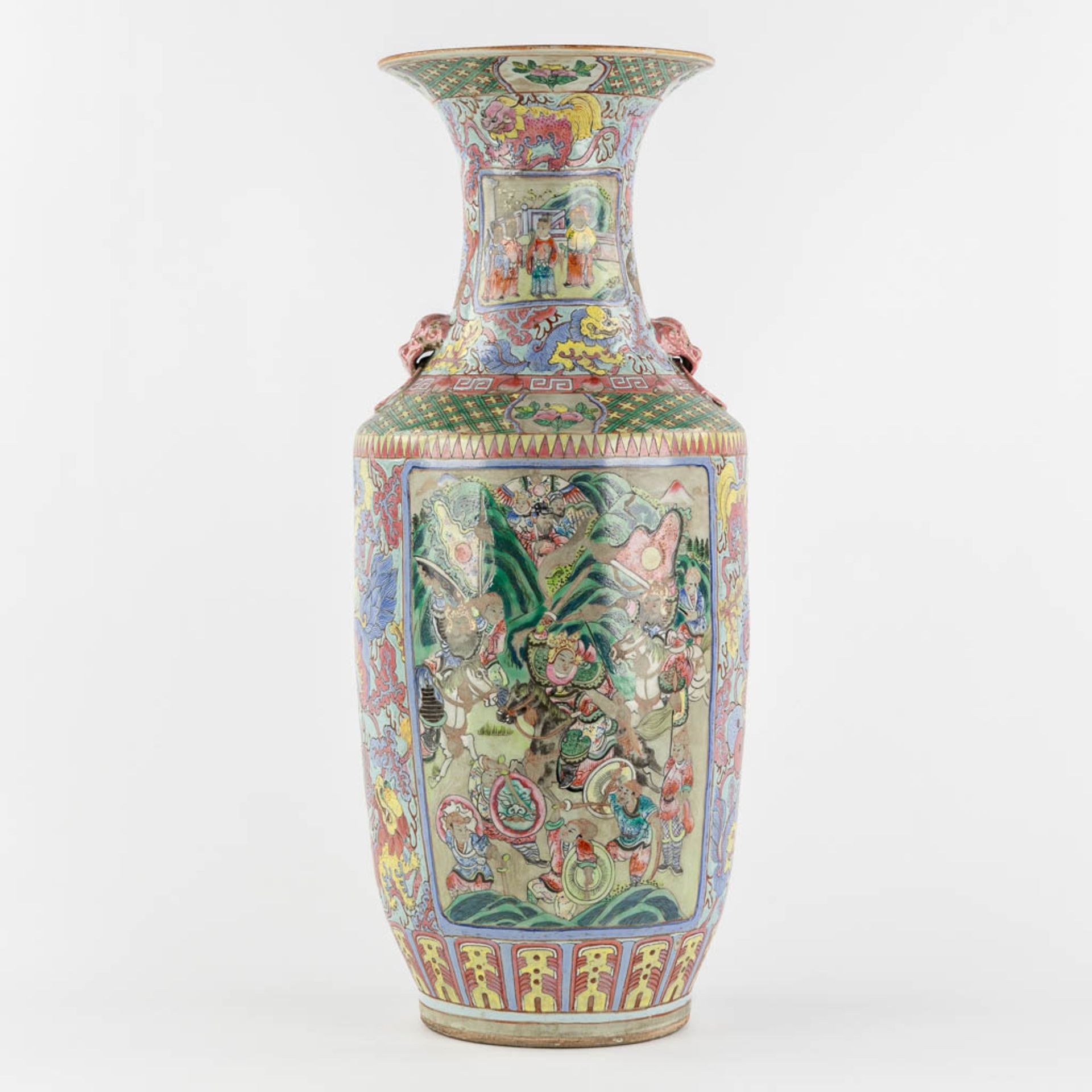 A Chinese vase, Famille Rose decorated with warriors. (H:58 x D:24 cm) - Bild 4 aus 14