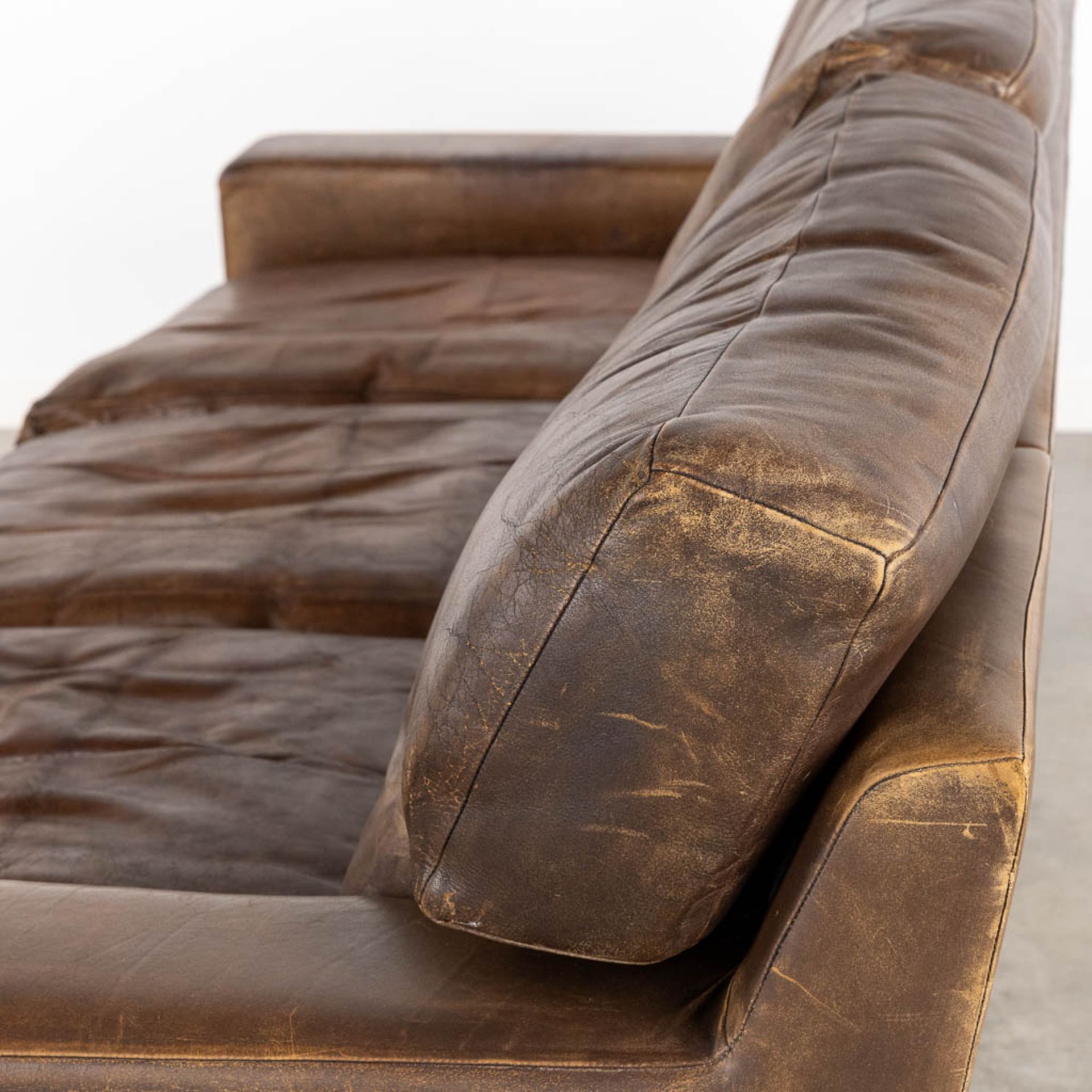 A vintage, three-person leather sofa. Circa 1970. (L:90 x W:225 x H:78 cm) - Bild 9 aus 12