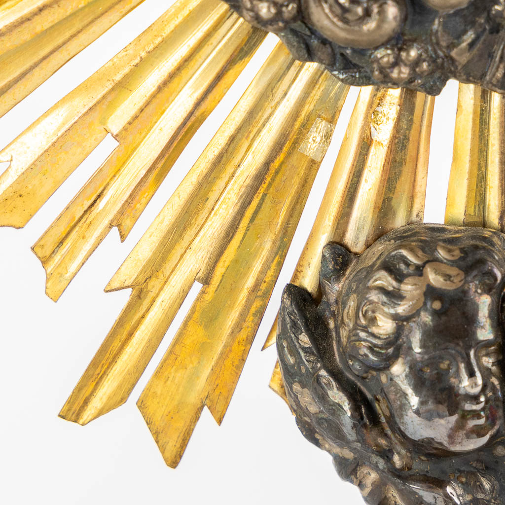 A small sunburst monstrance with a relic for the 'True Cross'. (L:10 x W:17,5 x H:30,5 cm) - Image 12 of 12