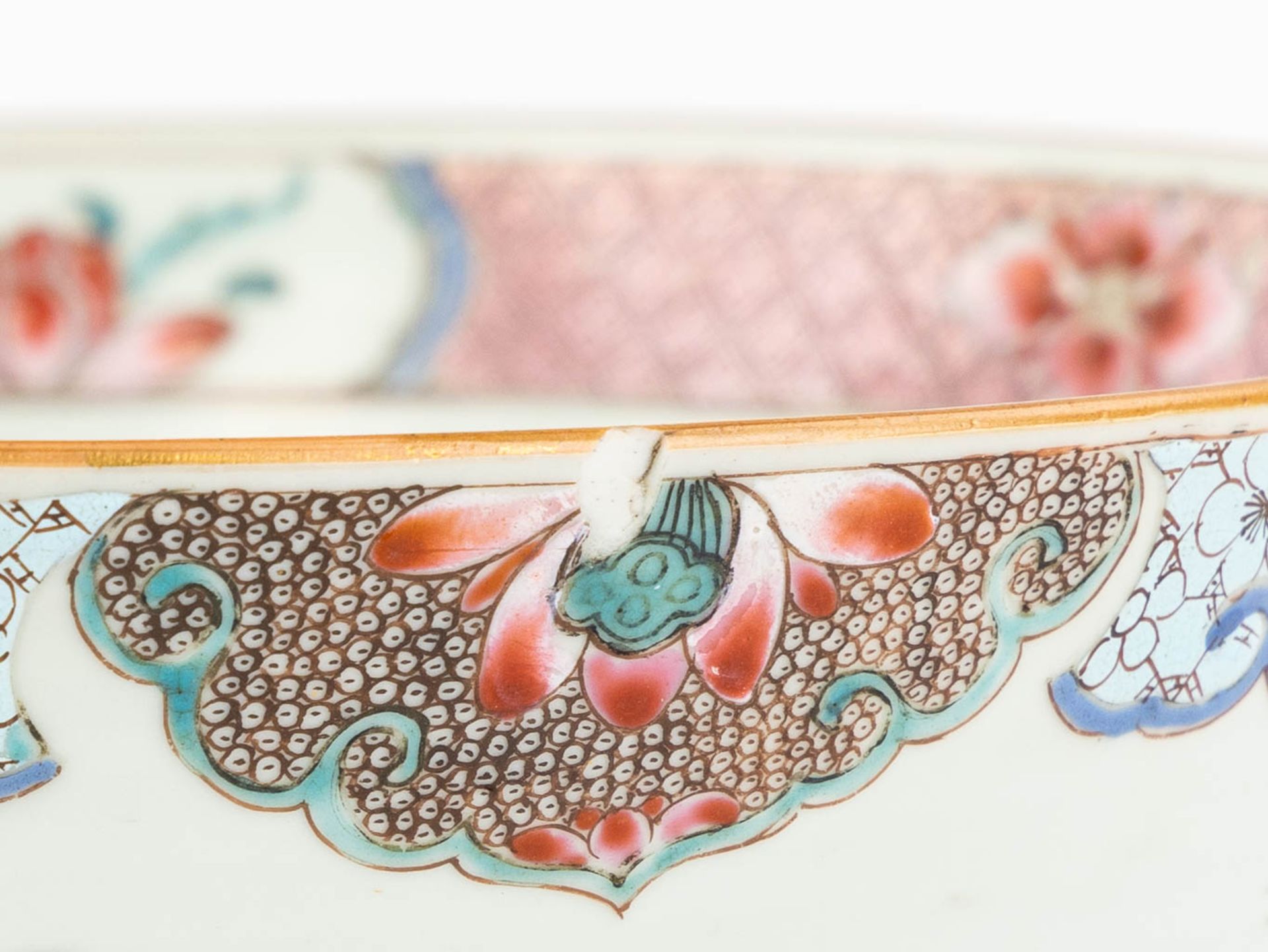 A large Chinese Famille Rose 'Deer' bowl. 19th C. (H:11 x D:28,5 cm) - Image 5 of 14