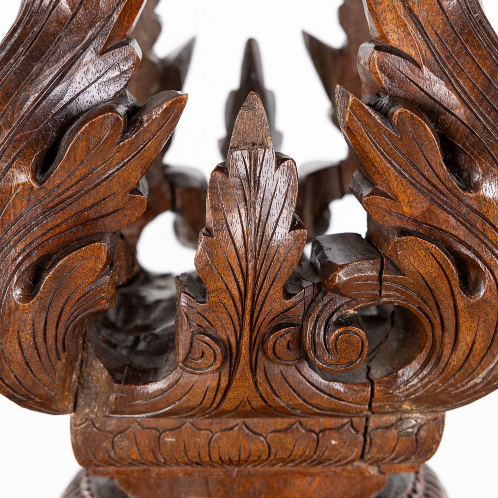 A Oriental hardwood pedestal with a sculptured dragon. (W:42 x H:125 cm) - Bild 13 aus 13