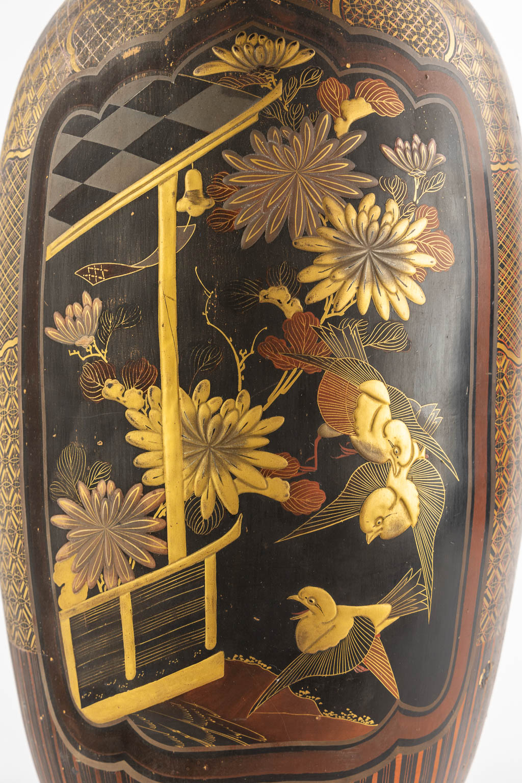 A Japanese porcelain vase, finished with red and gold lacquer. Meij period. (H:61 x D:27 cm) - Image 13 of 14