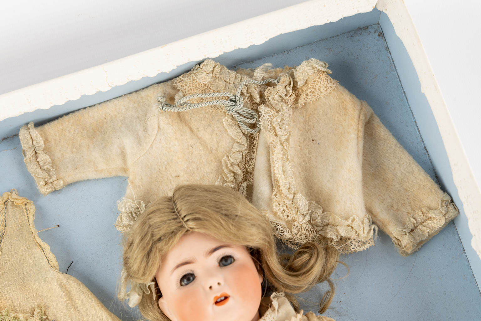 ABG Alt Beck en Gottschalk, model 1367, a vintage doll with clothes. (H:33 cm) - Image 4 of 11