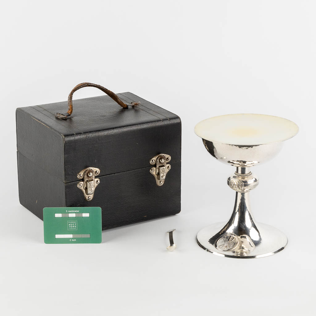 De Reuck, Ghent, a silver chalice and box. 900/1000. 658g. 1949. (H:17 x D:13,5 cm) - Image 2 of 16