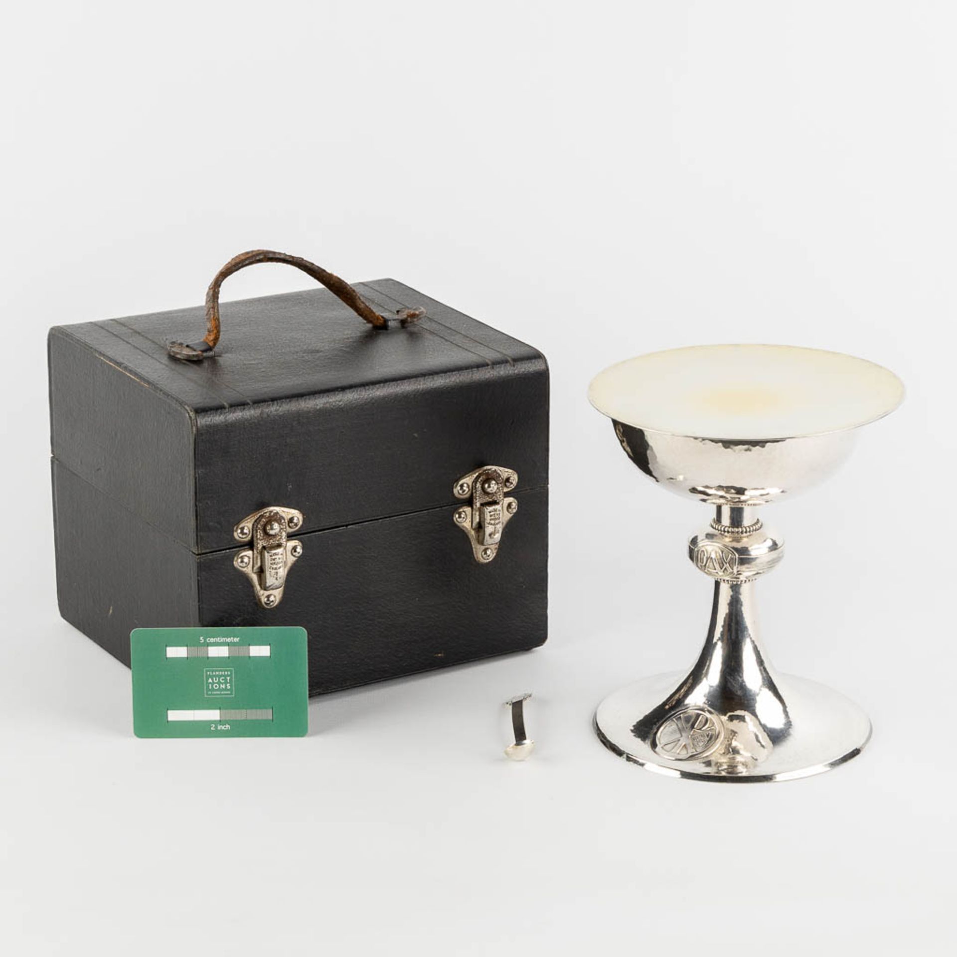 De Reuck, Ghent, a silver chalice and box. 900/1000. 658g. 1949. (H:17 x D:13,5 cm) - Bild 2 aus 16