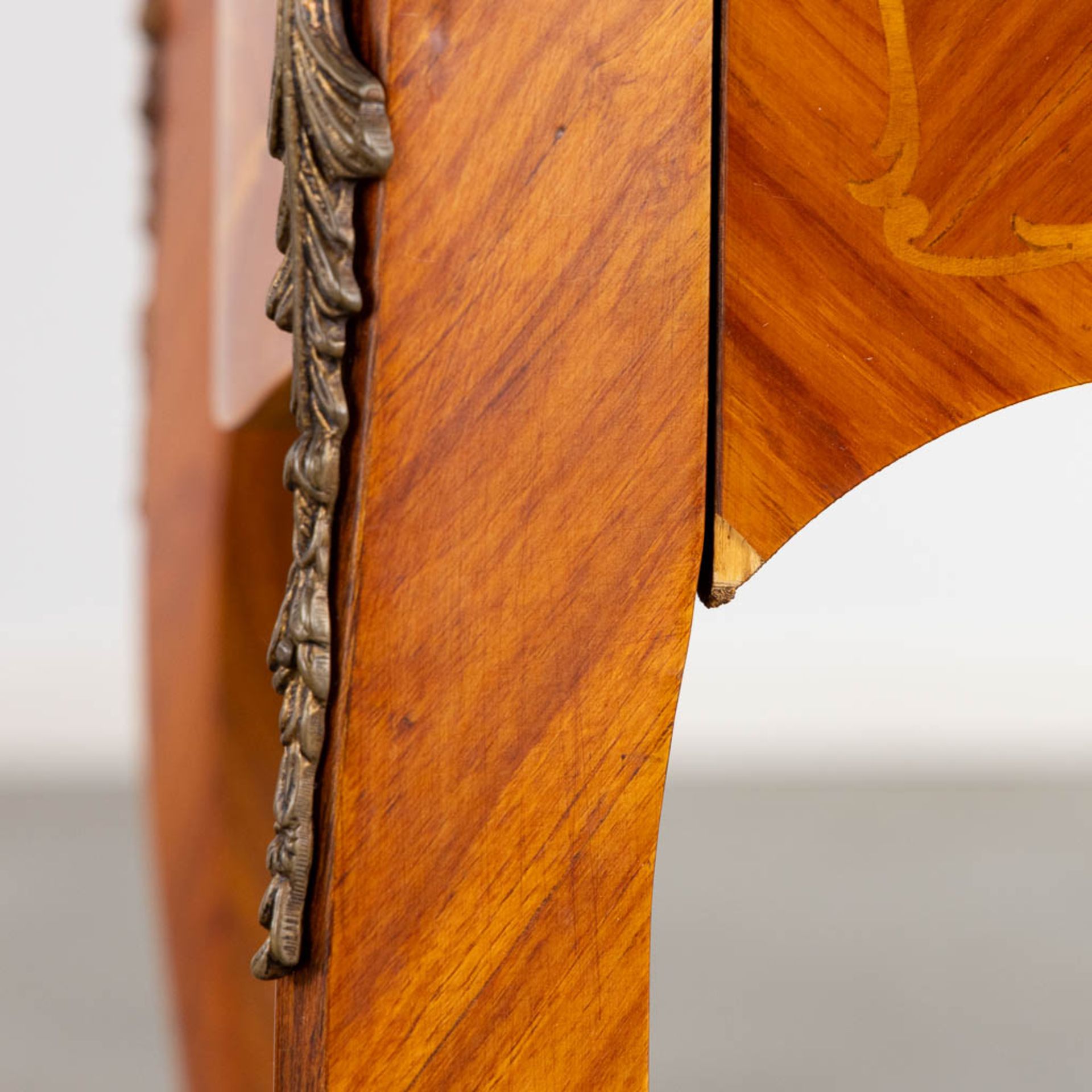 A pair of side tables, marquetry inlay and mounted with bronze. (L:37 x W:51 x H:65 cm) - Bild 8 aus 13