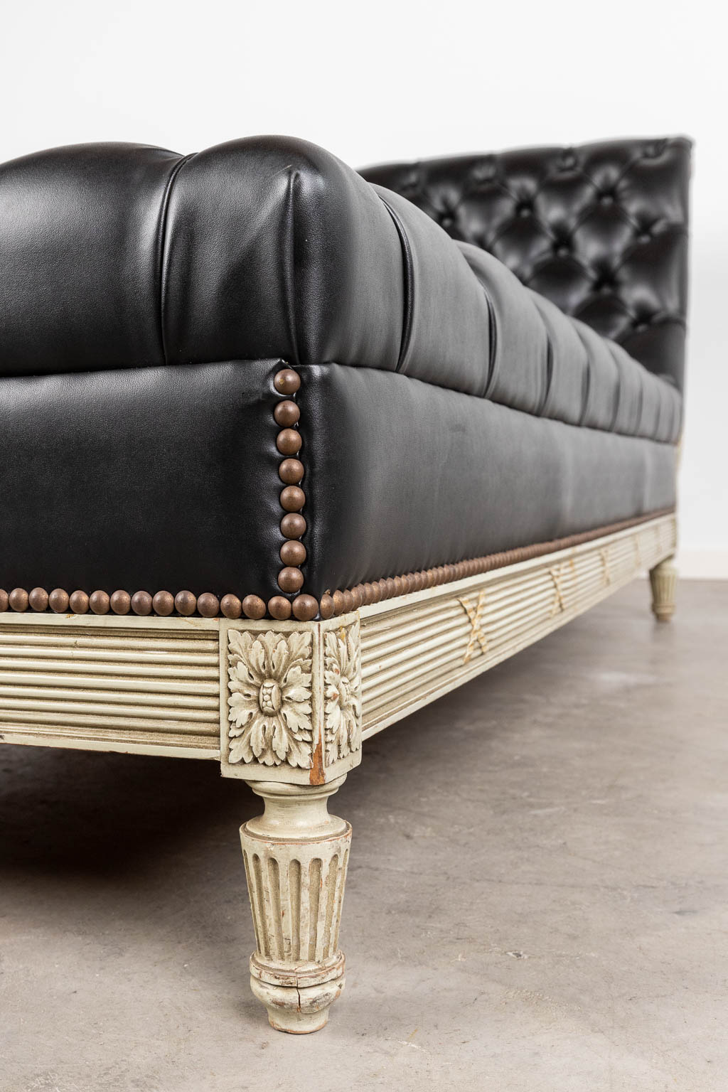 A white-patinated 'Chaise Longue', wood and leather in Louis XVI style. (L:76 x W:200 x H:87 cm) - Image 7 of 12