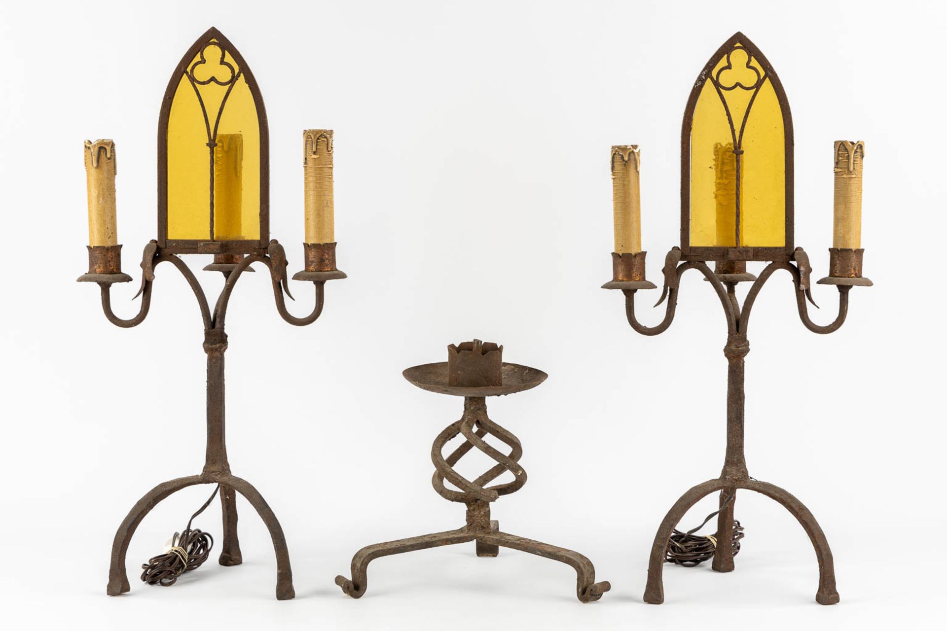 A pair of wrought iron table lamps in a Gothic Revival style. Added a candlestick. (H:63 cm) - Bild 3 aus 9