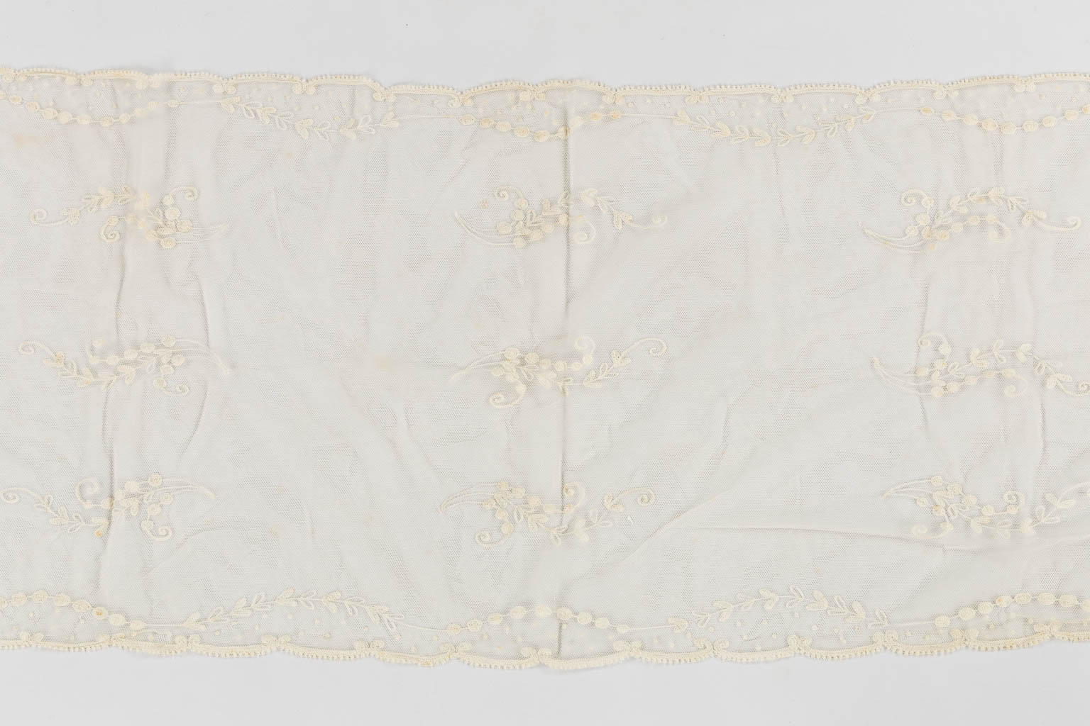 A large piece of antique lace, Lierse, Belgium. 19th C. (L:36,5 x W:130 cm) - Image 7 of 8