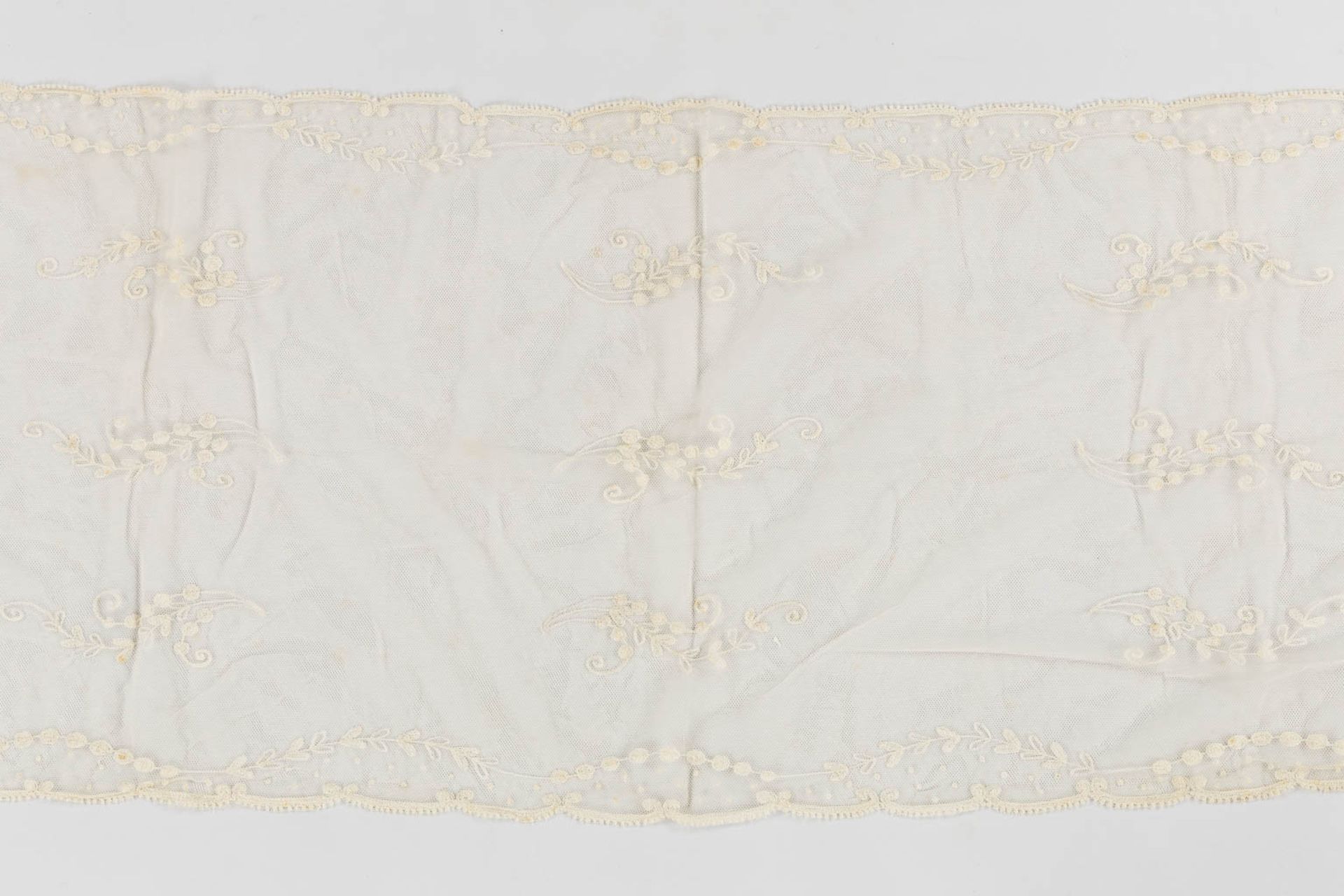 A large piece of antique lace, Lierse, Belgium. 19th C. (L:36,5 x W:130 cm) - Image 7 of 8