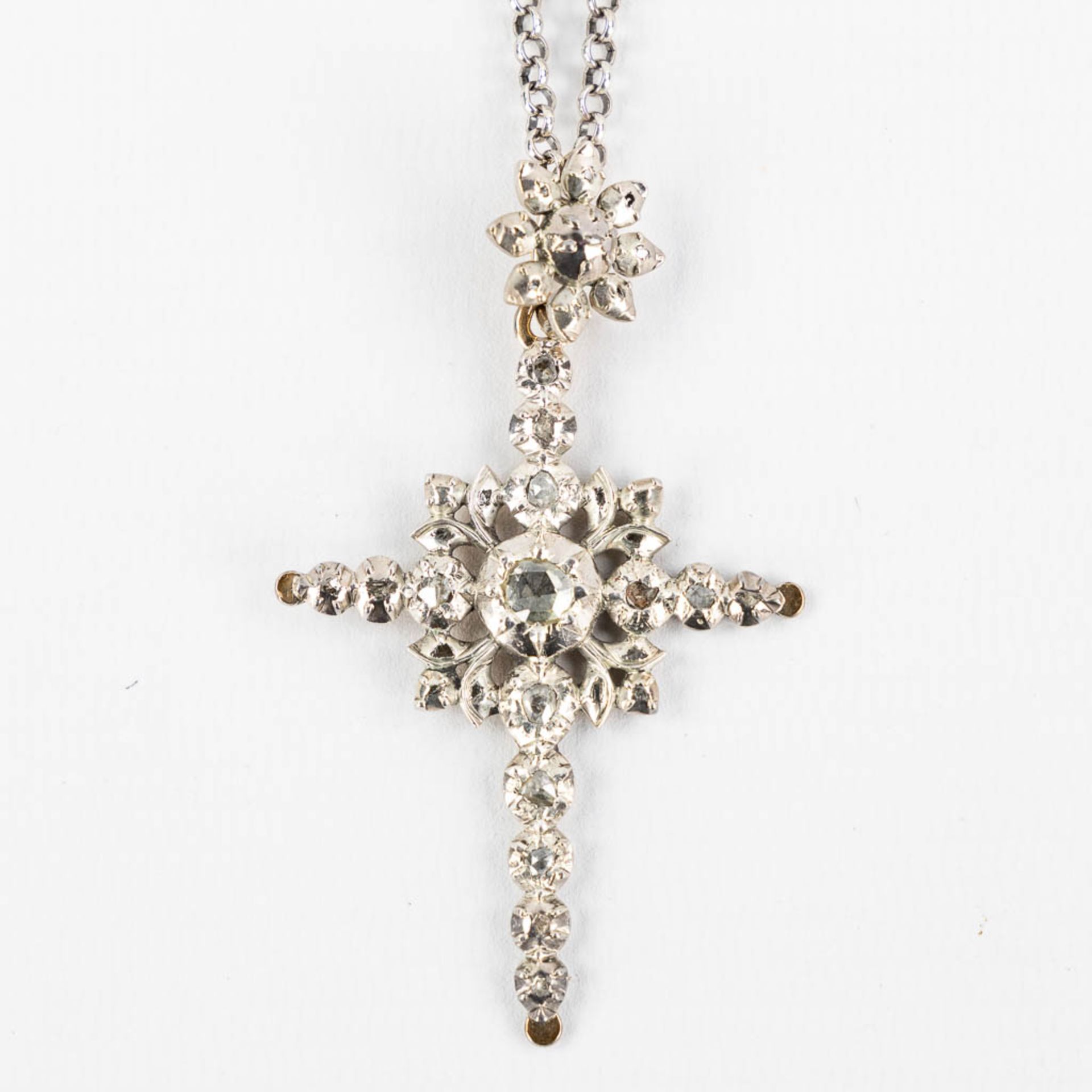 Three antique pendants in the shape of a crucifix, with old-cut diamonds. 18kt white and yelow gold. - Image 6 of 9