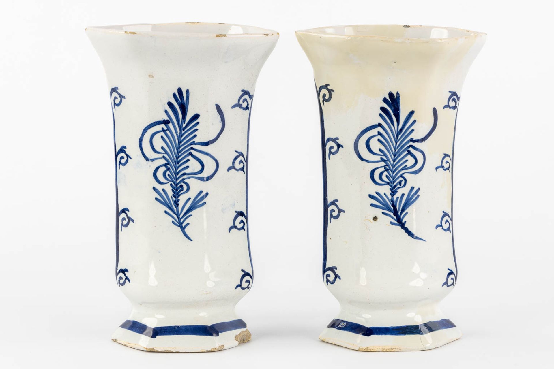 Delft, 'De Drie Klokken' A 5-piece 'Kaststel', added a 'De Porceleyne Klaauw' Peacock plate. 18th. ( - Image 26 of 26