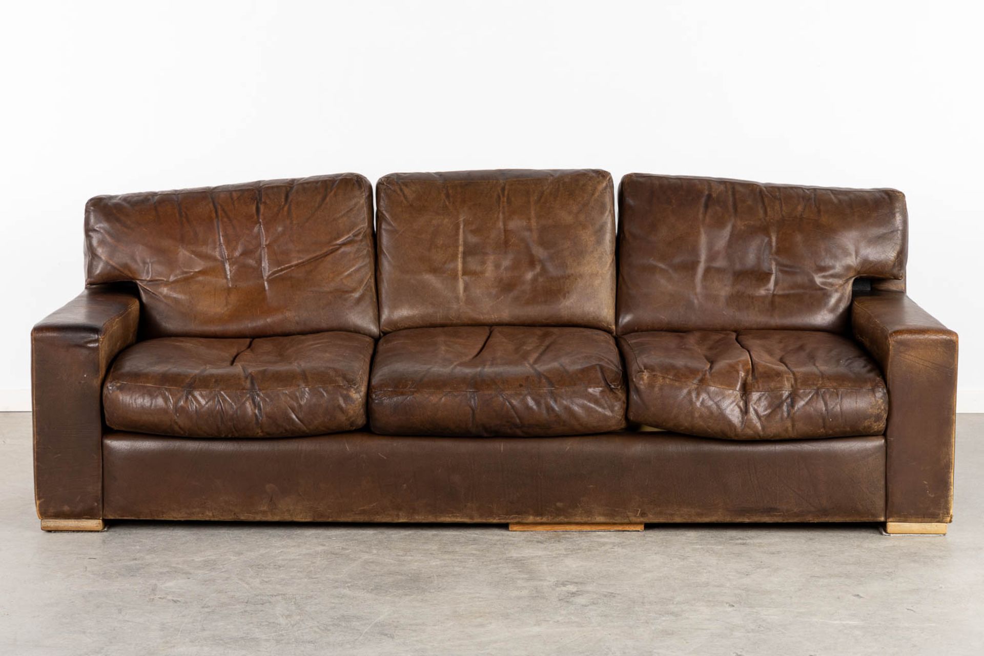 A vintage, three-person leather sofa. Circa 1970. (L:90 x W:225 x H:78 cm) - Bild 3 aus 12