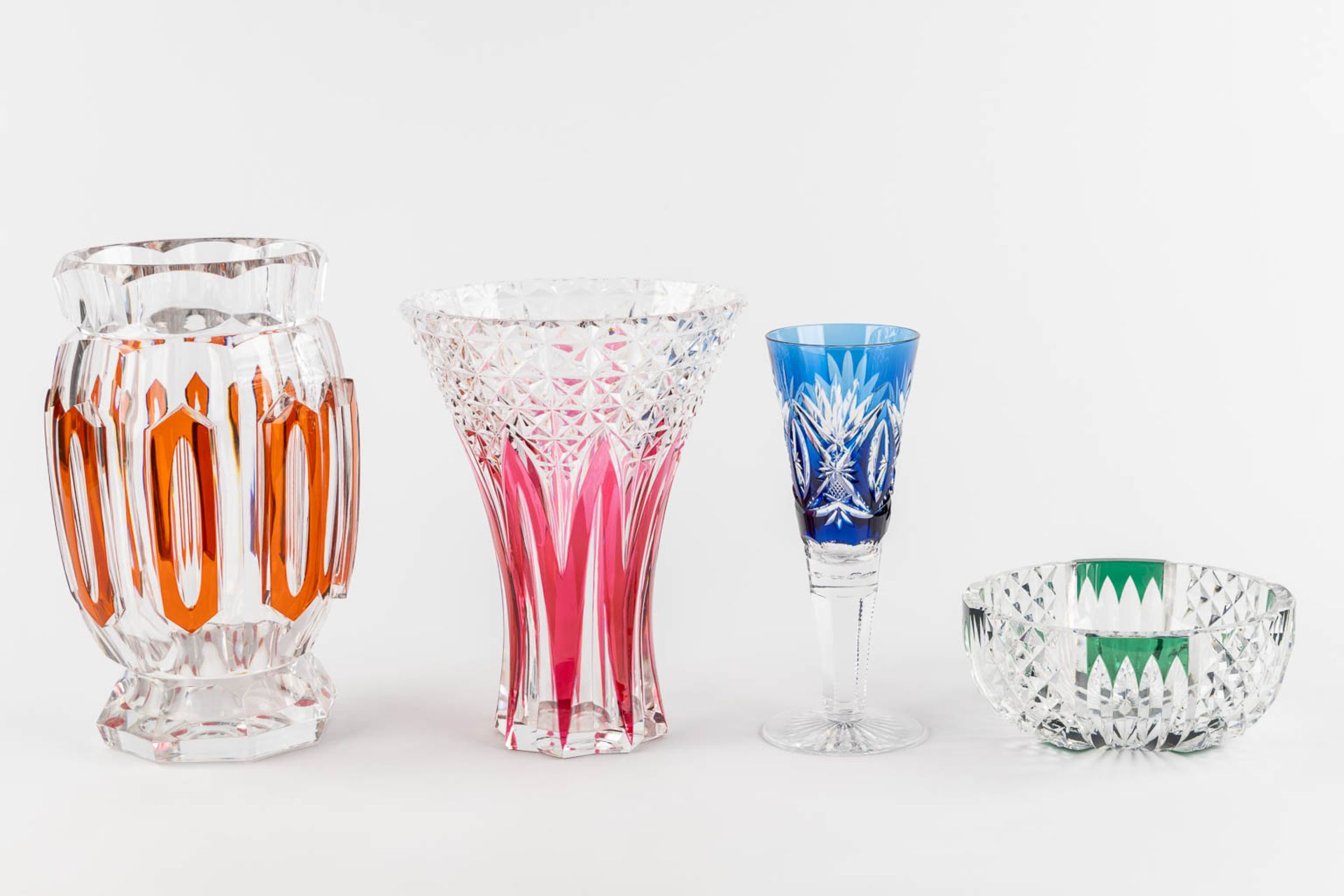 Val Saint Lambert, four pieces of cut and coloured crystal. (H:31 x D:19 cm) - Bild 3 aus 13