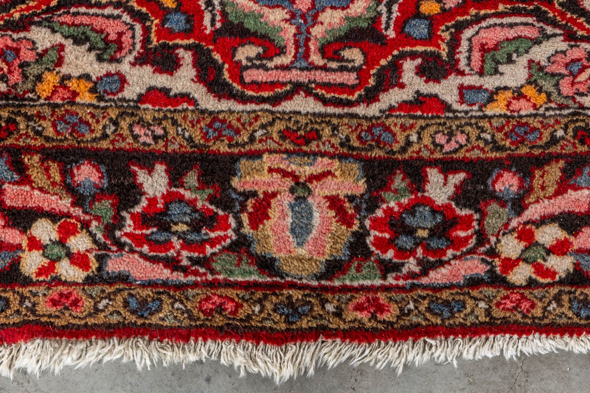An Oriental hand-made carpet, Kashan. (L:217 x W:158 cm) - Image 7 of 8