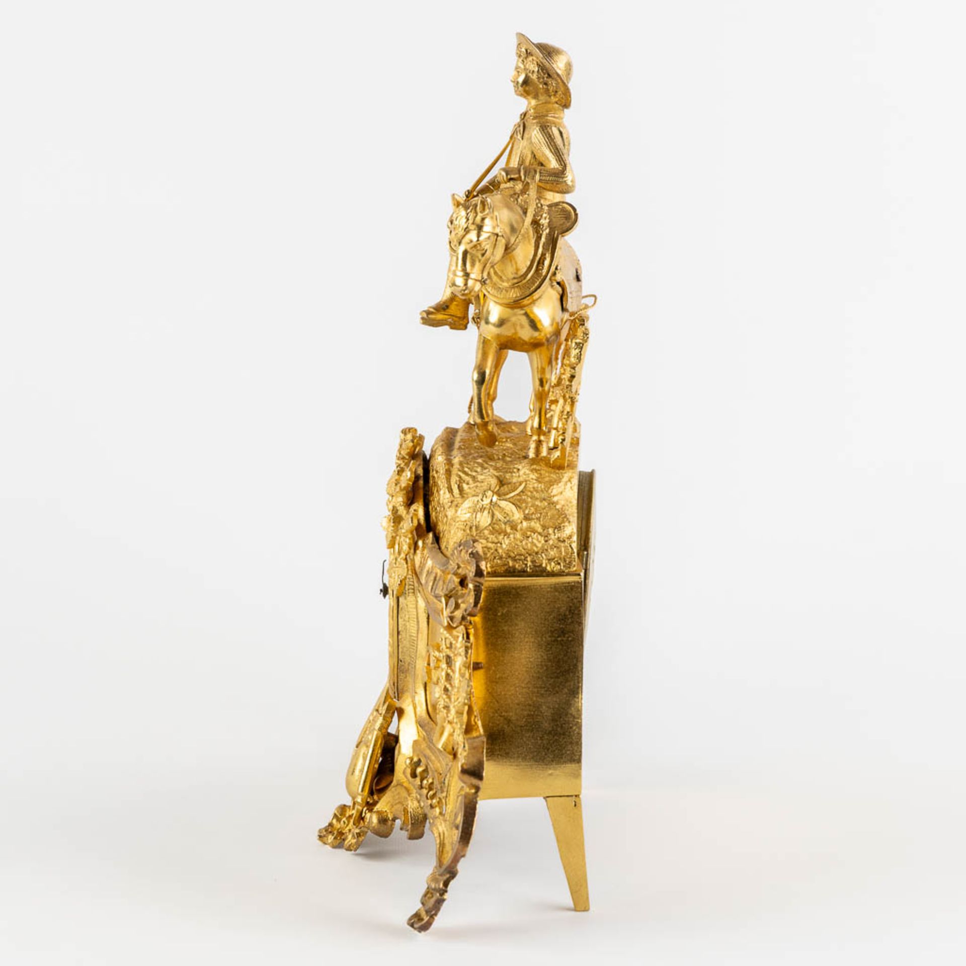 A mantle clock with a 'Horse Rider', gilt bronze. France, 19th C. (L:11,5 x W:38 x H:37 cm) - Image 4 of 12