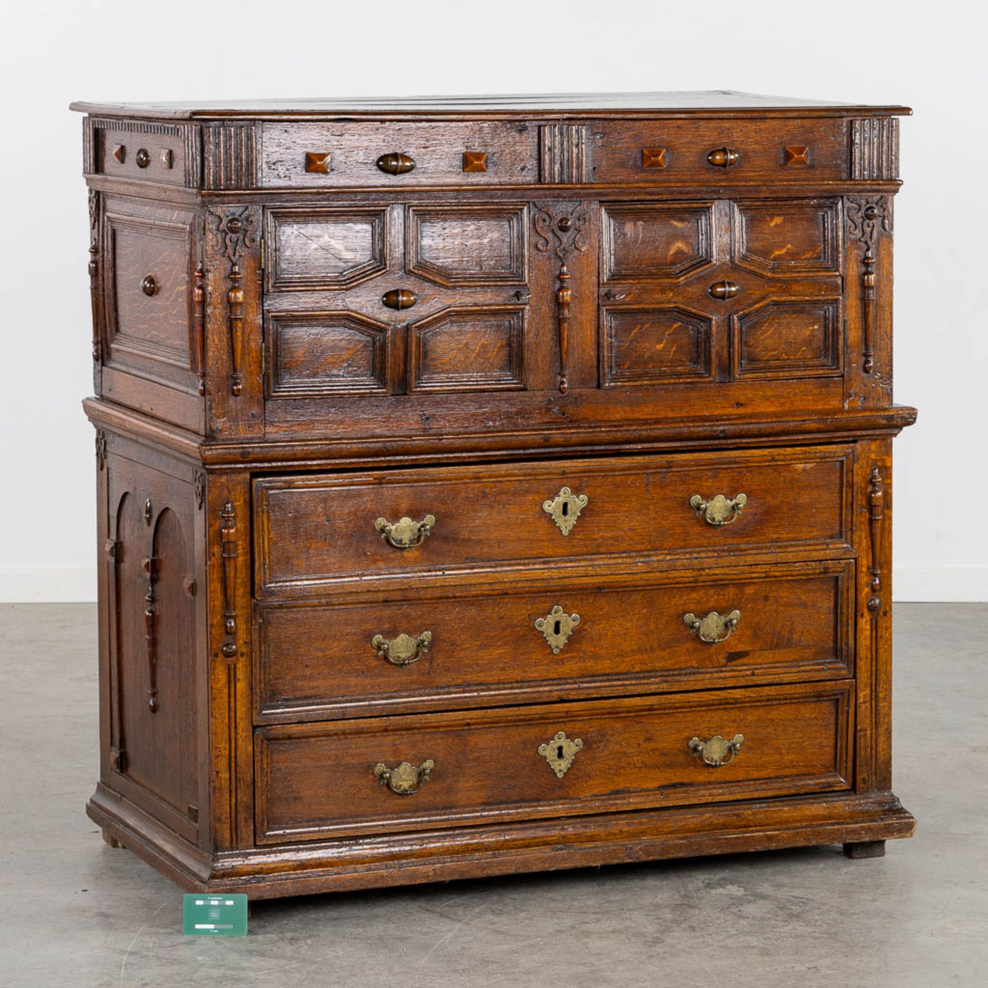 An antique commode, doors and drawers. Sculptured oak, 18th C. (L:55 x W:108 x H:109 cm) - Bild 2 aus 14