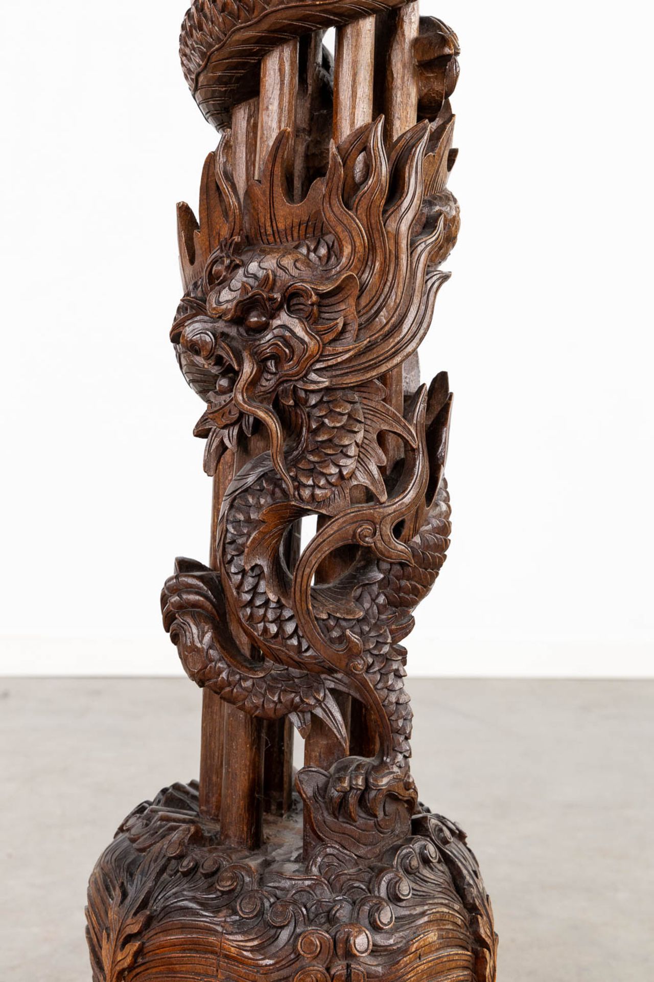 A Oriental hardwood pedestal with a sculptured dragon. (W:42 x H:125 cm) - Bild 8 aus 13