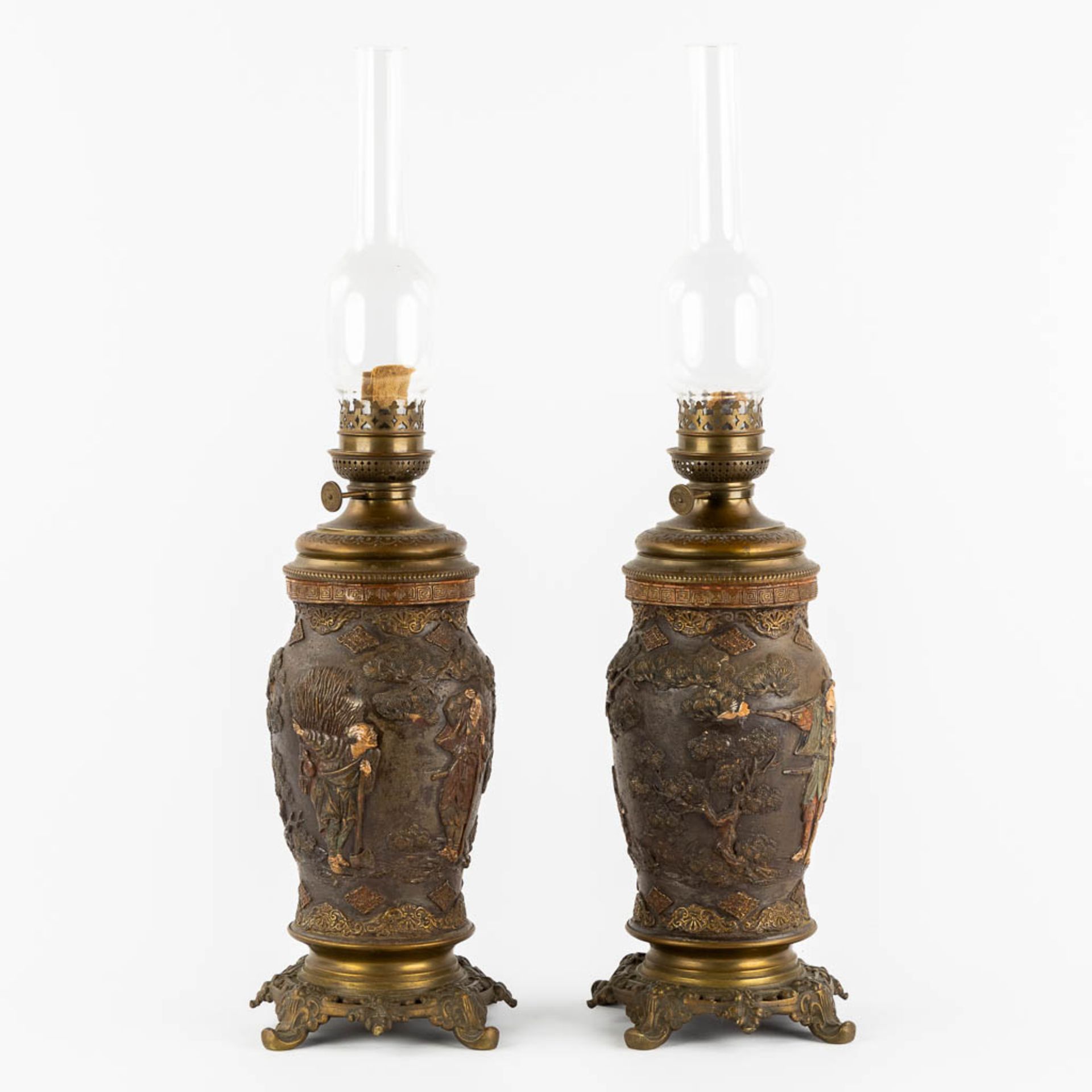 An Oriental pair of oil lamps, terracotta mounted with bronze. Circa 1900. (H:66 x D:18 cm) - Image 3 of 17