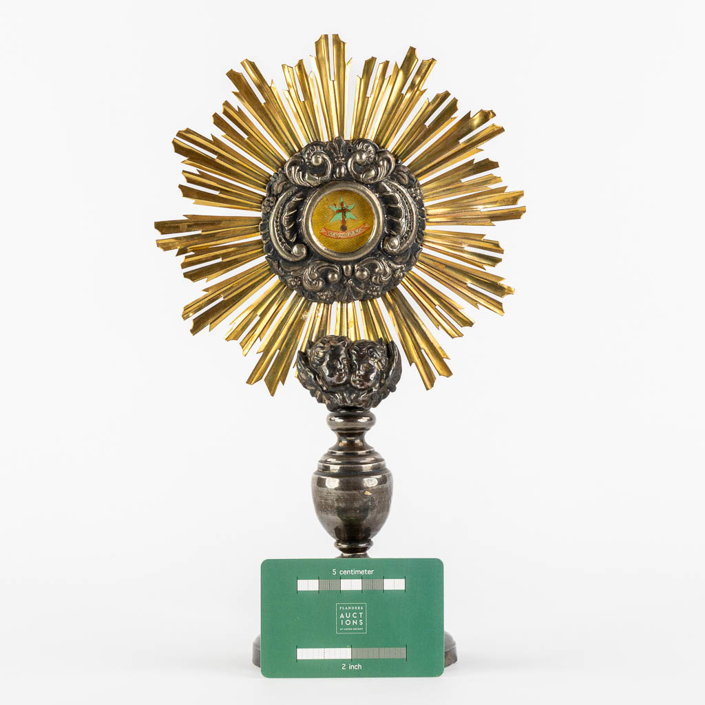 A small sunburst monstrance with a relic for the 'True Cross'. (L:10 x W:17,5 x H:30,5 cm) - Image 2 of 12