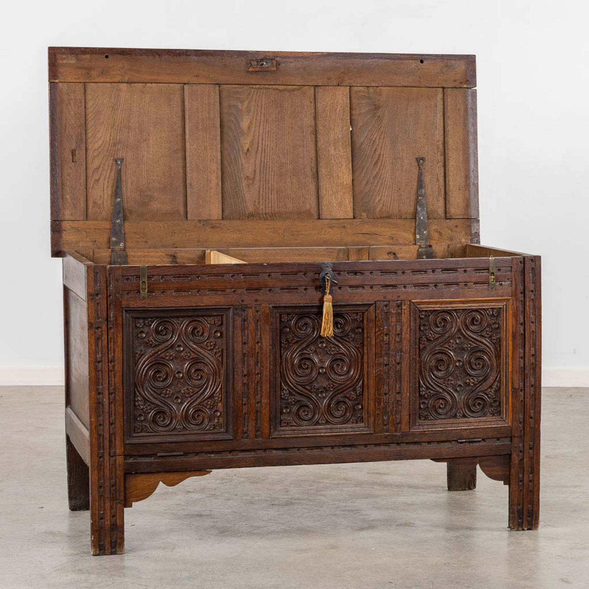 A chest with wood-sculptured panels. 19th C. (L:56 x W:120 x H:72 cm) - Image 3 of 11