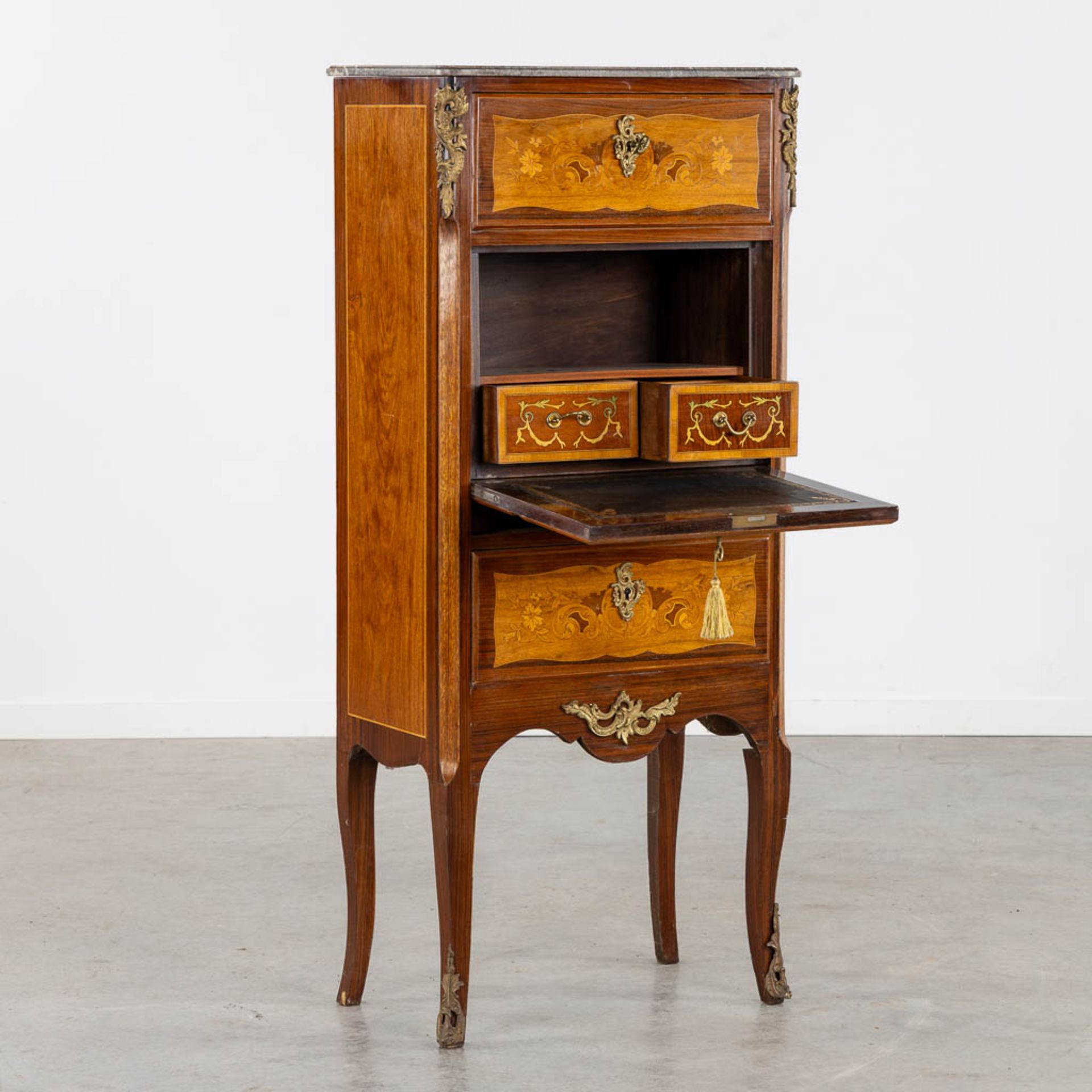 A Secretaire cabinet, Marquetry inlay and mounted with bronze. Circa 1900. (L:34 x W:56 x H:128 cm) - Bild 4 aus 15