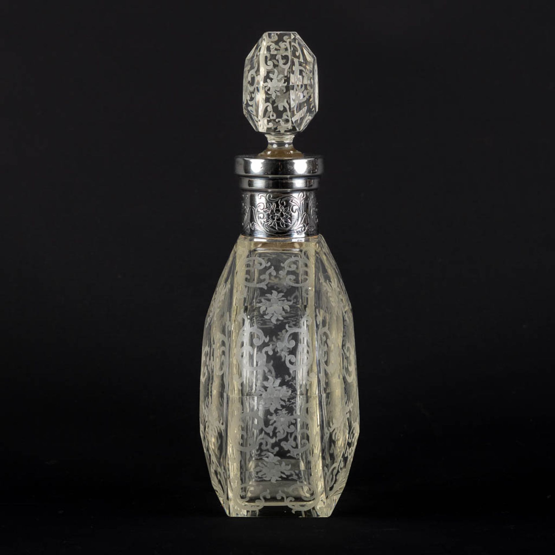 A perfume bottle, etched and mounted with a silver collar, glass. 19th C. (L:8 x W:17 x H:26,5 cm) - Bild 6 aus 11