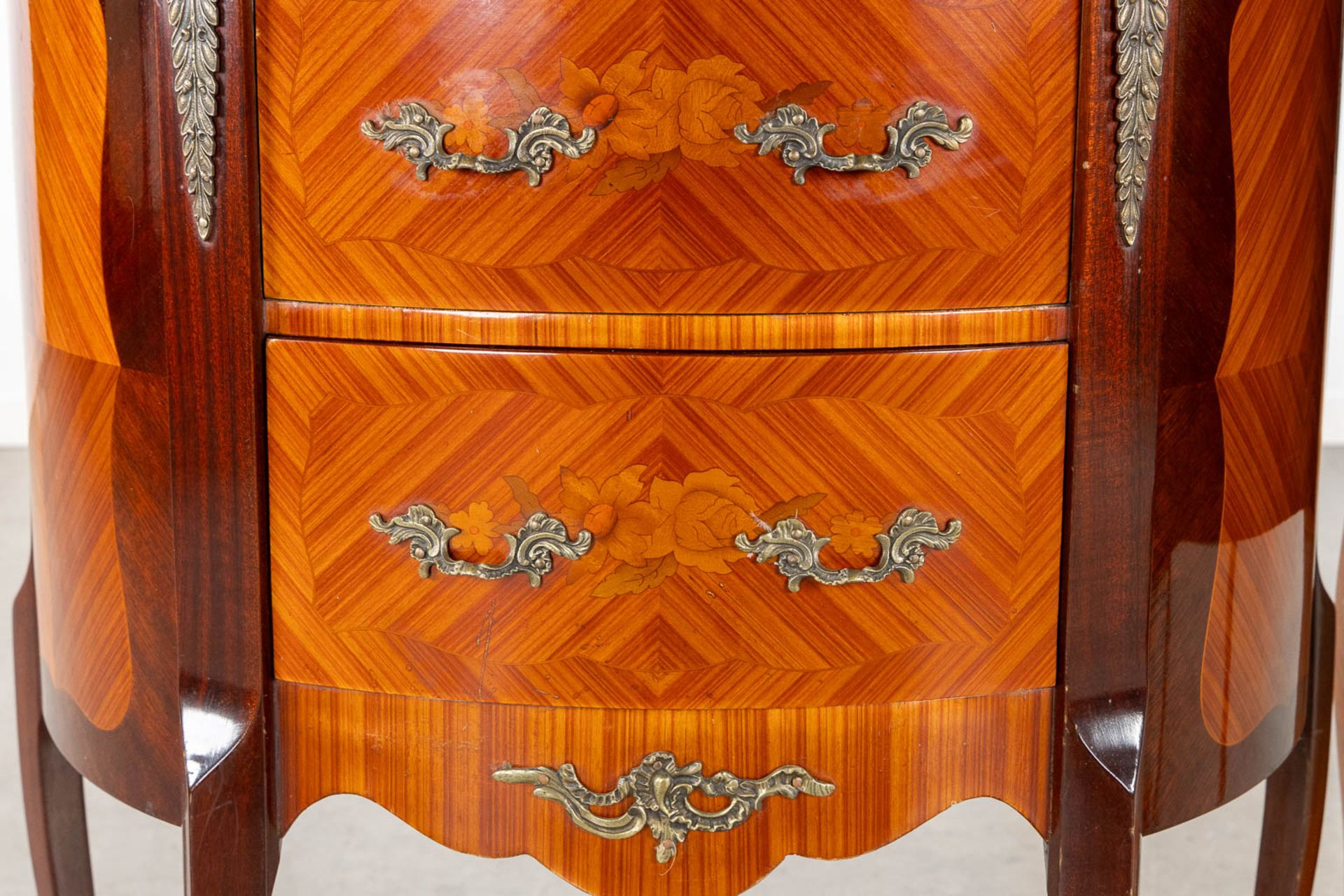 Two small cabinets with drawers, marquetry inlay and a marble top. 20th C. (L:39 x W:70 x H:80 cm) - Bild 9 aus 11