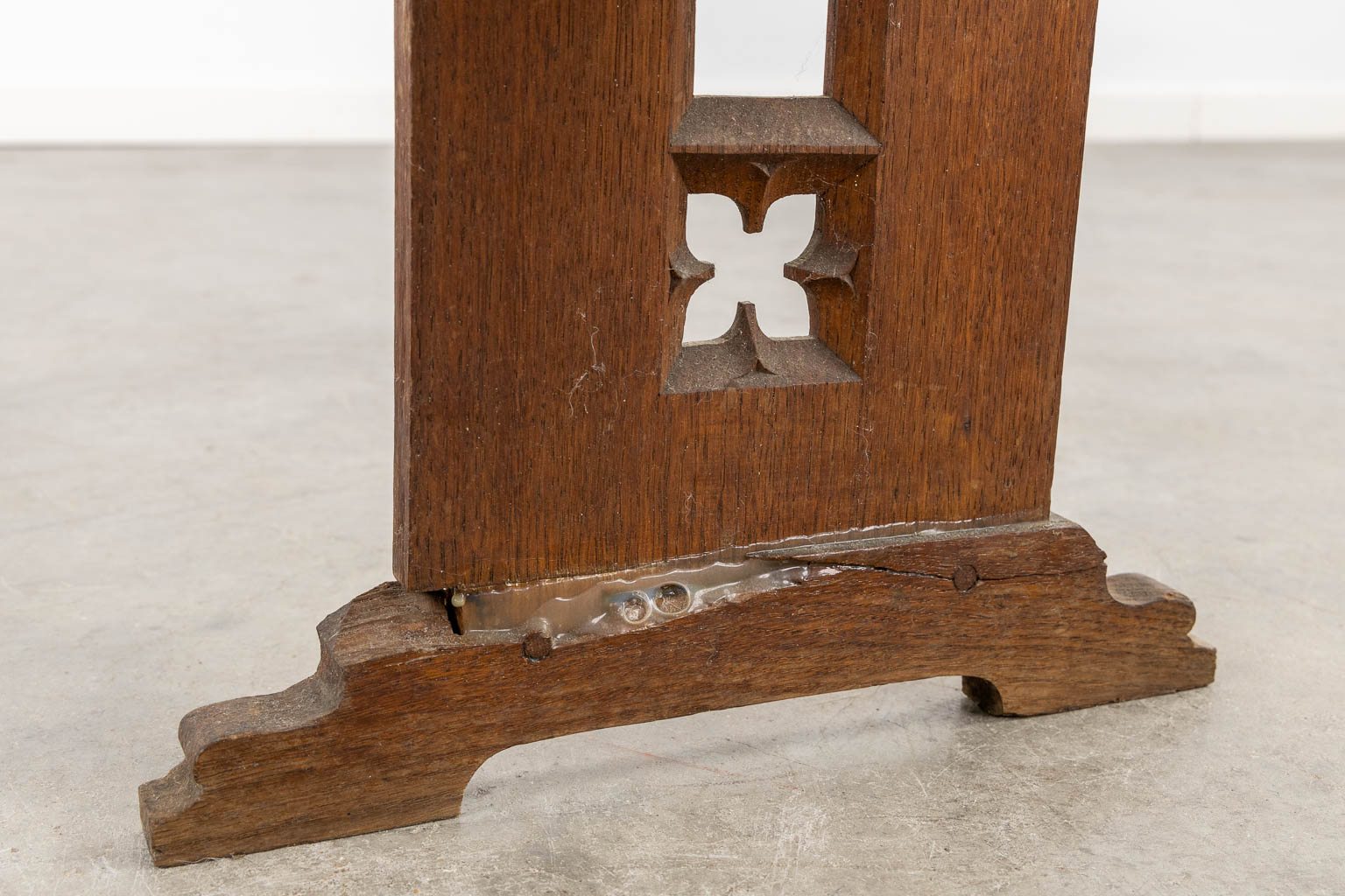 A small manger, sculptured wood, Gothic Revival. (L:29 x W:62 x H:81 cm) - Image 10 of 10