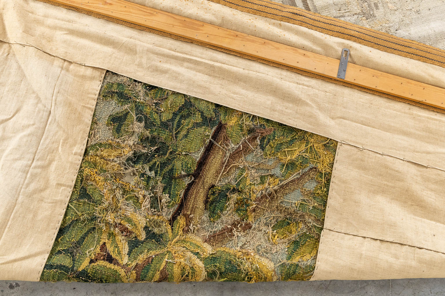 An antique 'Verdure' tapissery, Decorated with a castle, fauna and flora. 17th C. (W:276 x H:277 cm) - Image 10 of 10