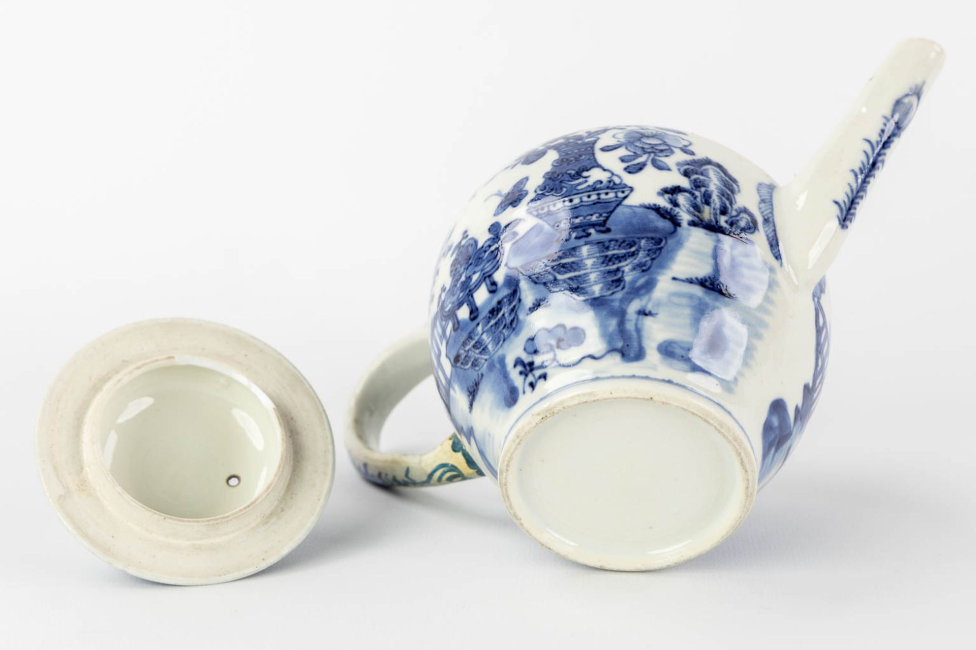 Three Chinese and Japanese teapots, blue-white decor. (W:20 x H:14 cm) - Image 7 of 17