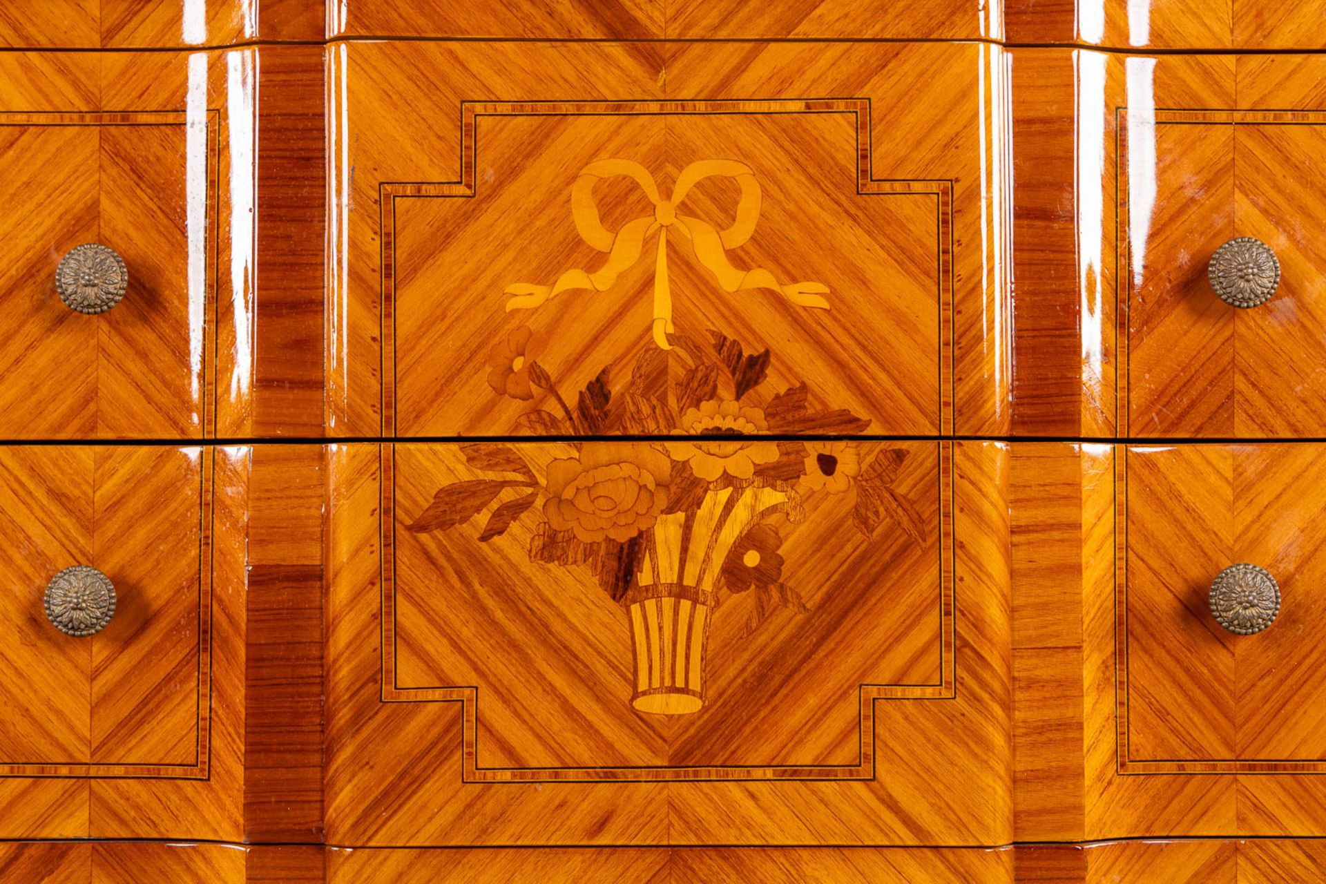 Two small cabinets with drawers, marquetry inlay and a marble top. 20th C. (L:39 x W:70 x H:80 cm) - Bild 8 aus 11