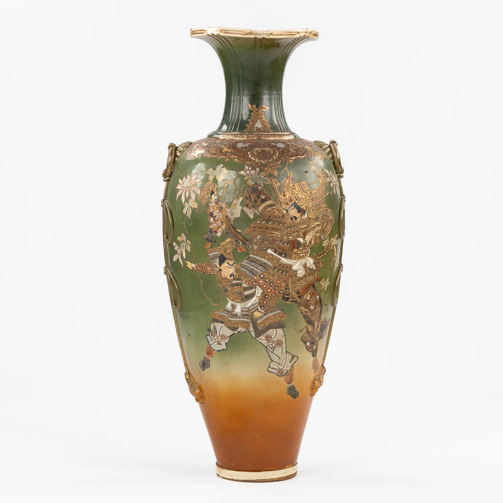 A decorative Japanese vase with Warrior scène. (H:89 x D:35 cm) - Image 4 of 9
