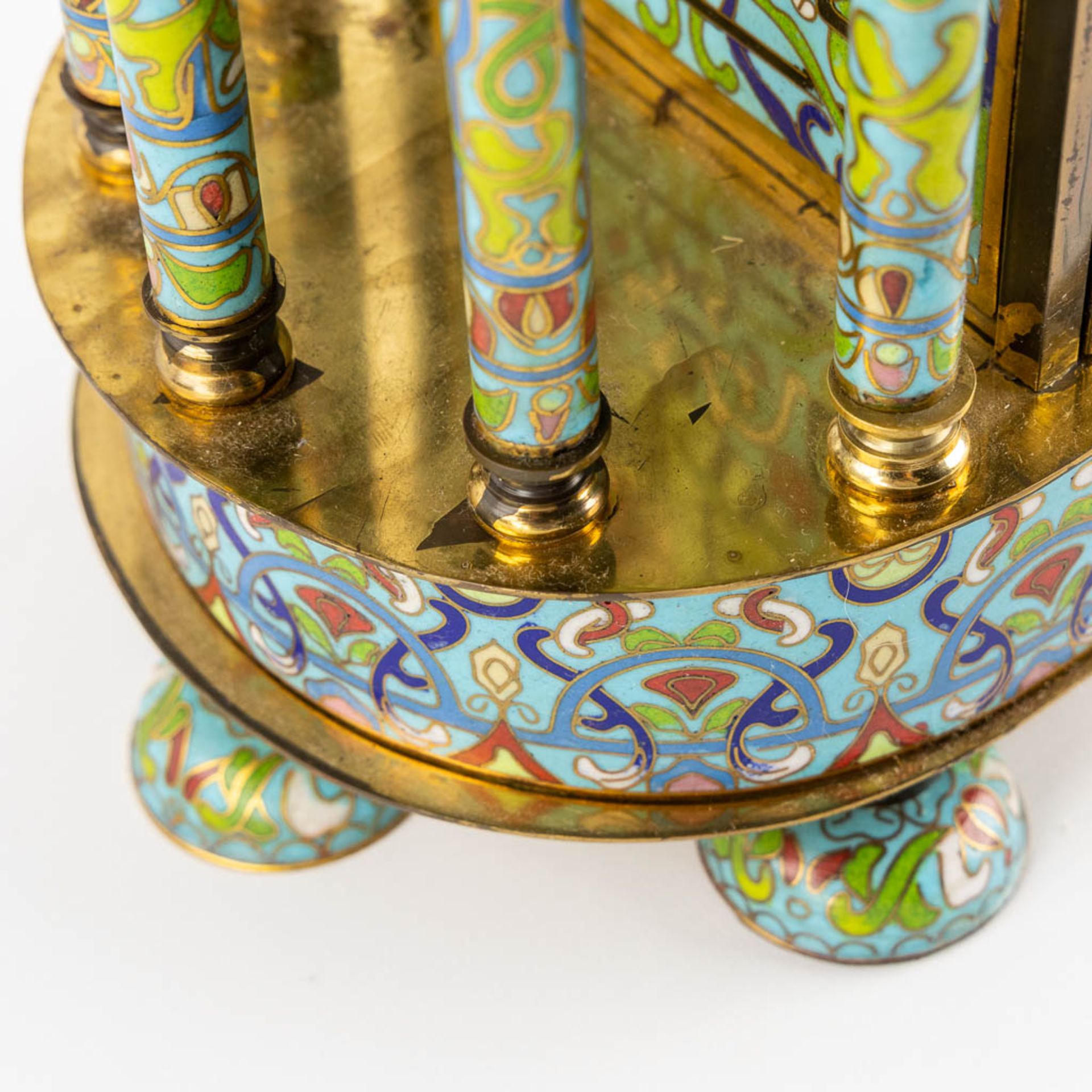 A decorative table clock, finished with cloisonné enamel. (L:15 x W:32 x H:46 cm) - Bild 10 aus 11