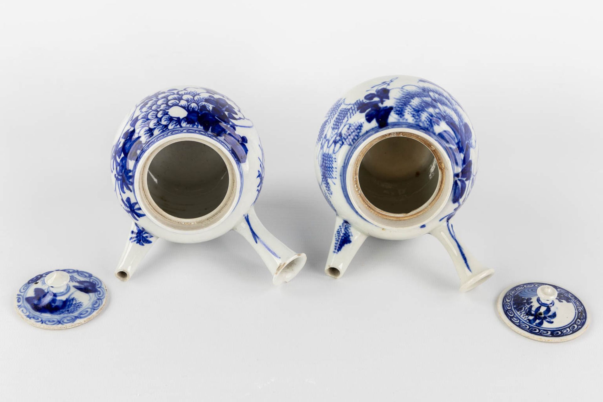 Three Chinese and Japanese teapots, blue-white decor. (W:20 x H:14 cm) - Image 14 of 17