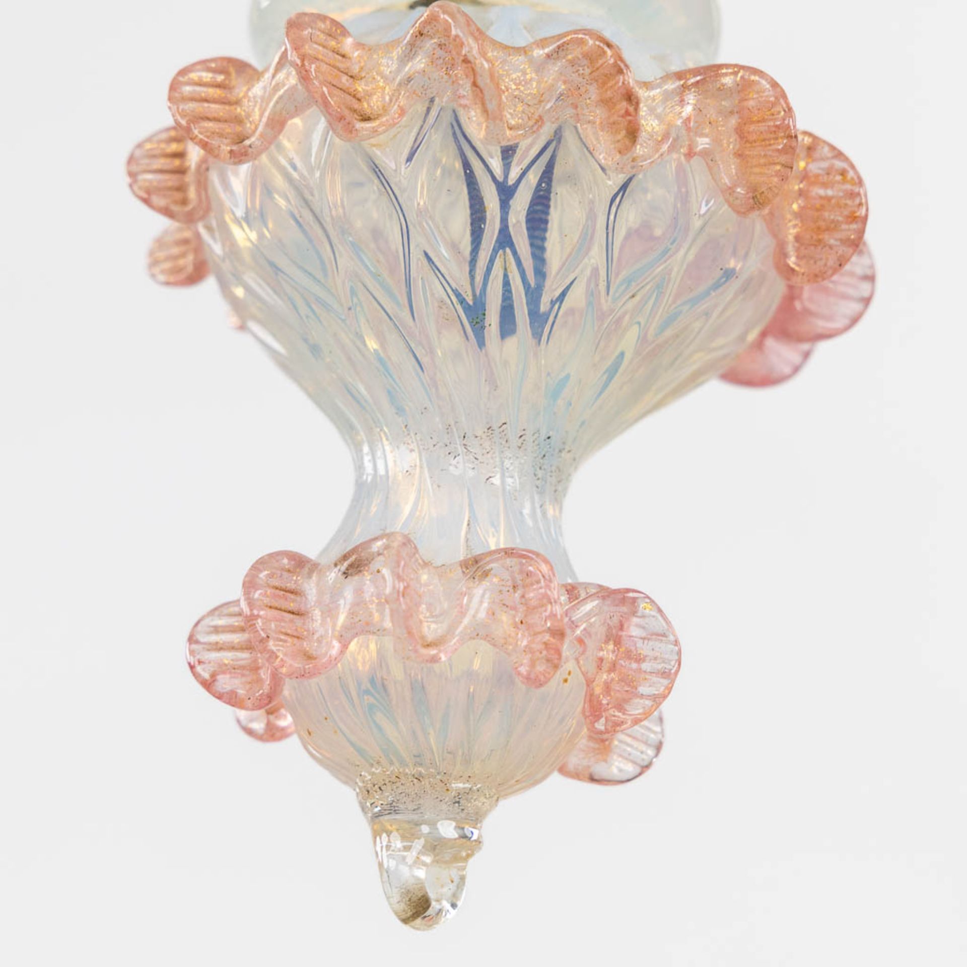 A decorative Venetian glass chandelier, red and white glass. 20th C. (H:70 x D:54 cm) - Image 10 of 12