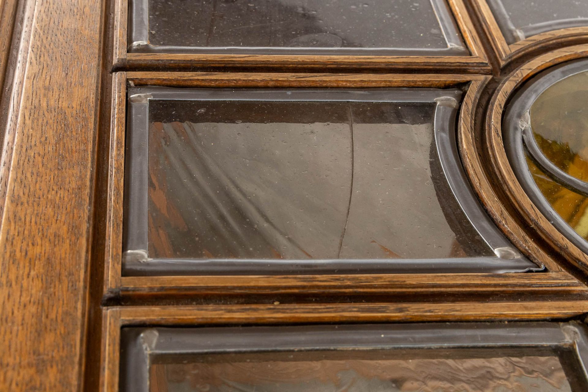 An exceptional Gothic Revival round table, inlaid with stained glass. Circa 1900. (H:78 x D:180 cm) - Bild 5 aus 11