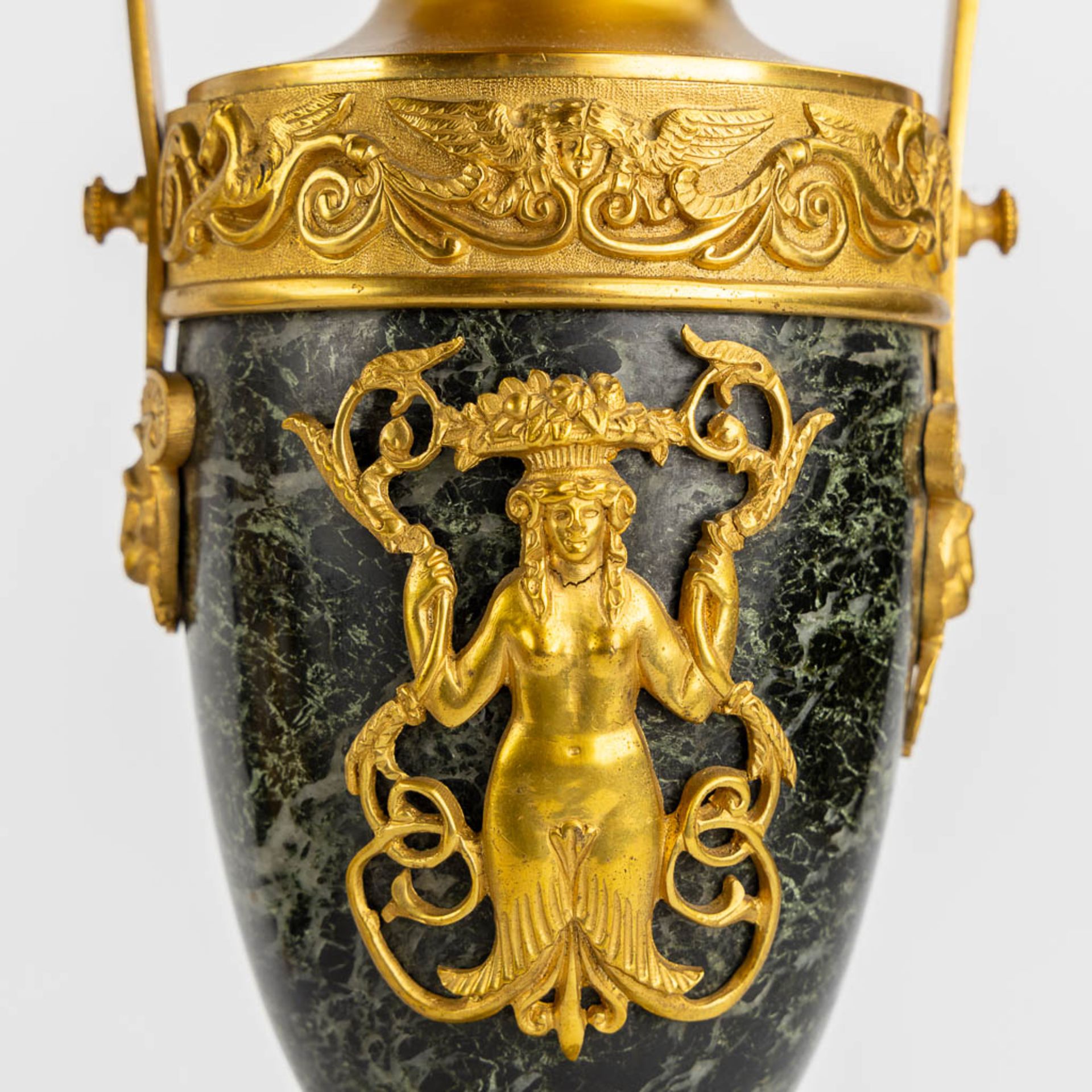 A three-piece mantle garniture clock and urns, gilt bronze on green marble, Empire style. France, 19 - Image 11 of 14