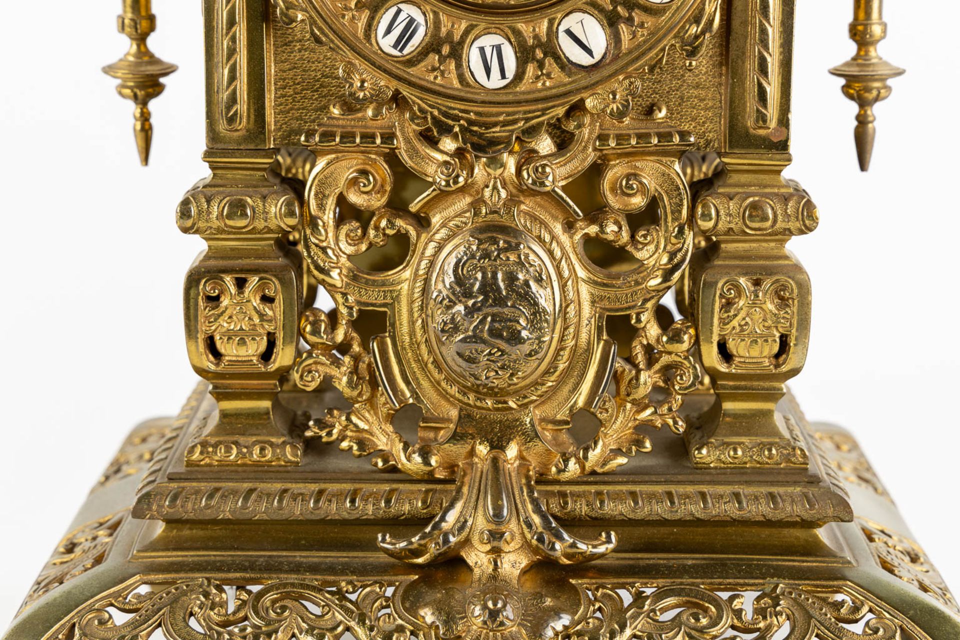 A mantle clock, bronze decorated with angels. Circa 1900. (L:21 x W:27 x H:54 cm) - Bild 10 aus 13