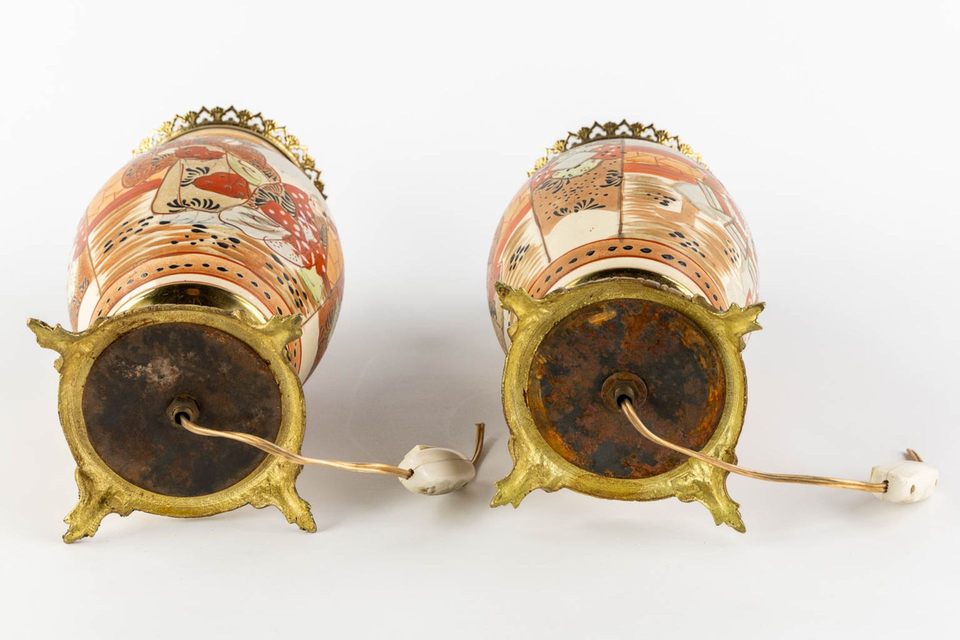 Two Japanese Kutani oil lamps, added two vases. (H:57 x D:15 cm) - Bild 9 aus 16