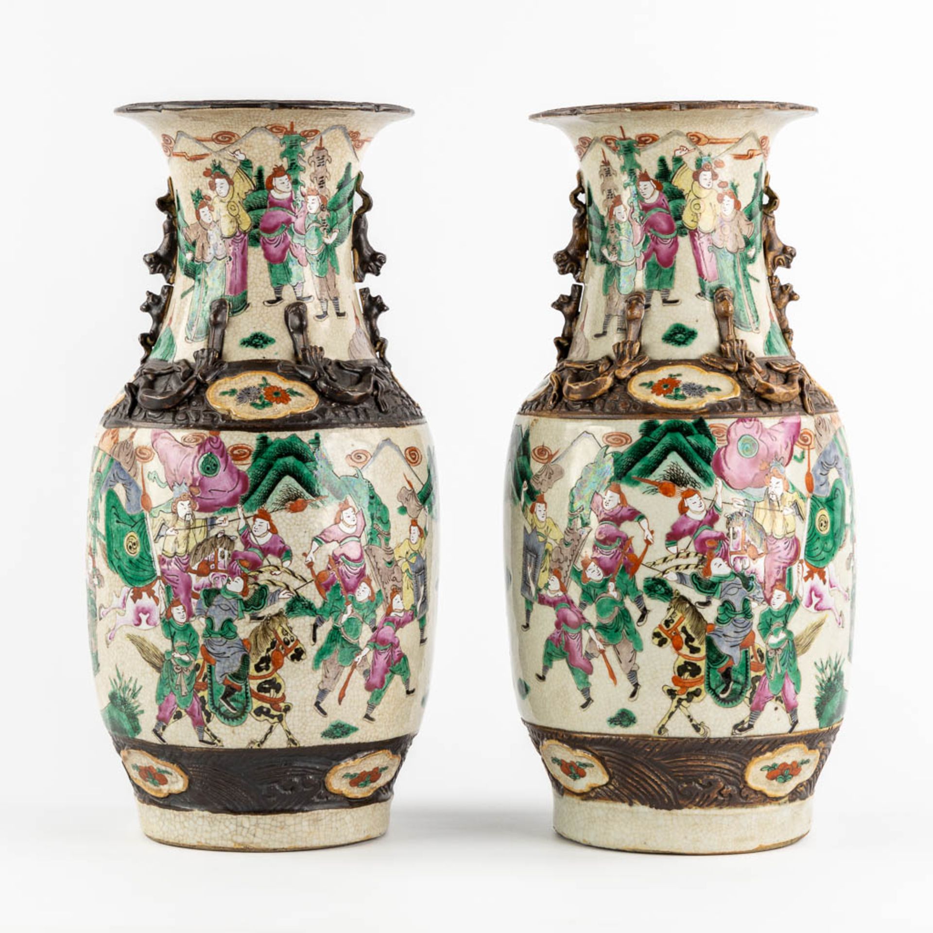 A pair of Chinese Nanking vases, decorated with battle scènes. (H:44 x D:20 cm) - Bild 4 aus 13