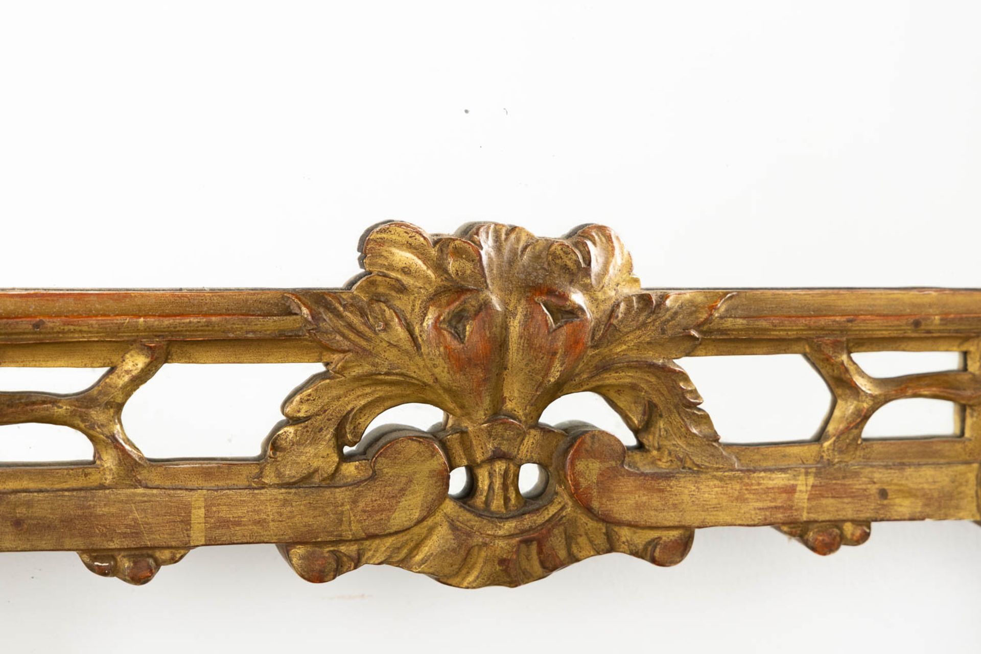 An antique, wood-sculptured and gilt mirror, France, 20th C. (W:74 x H:130 cm) - Bild 7 aus 7