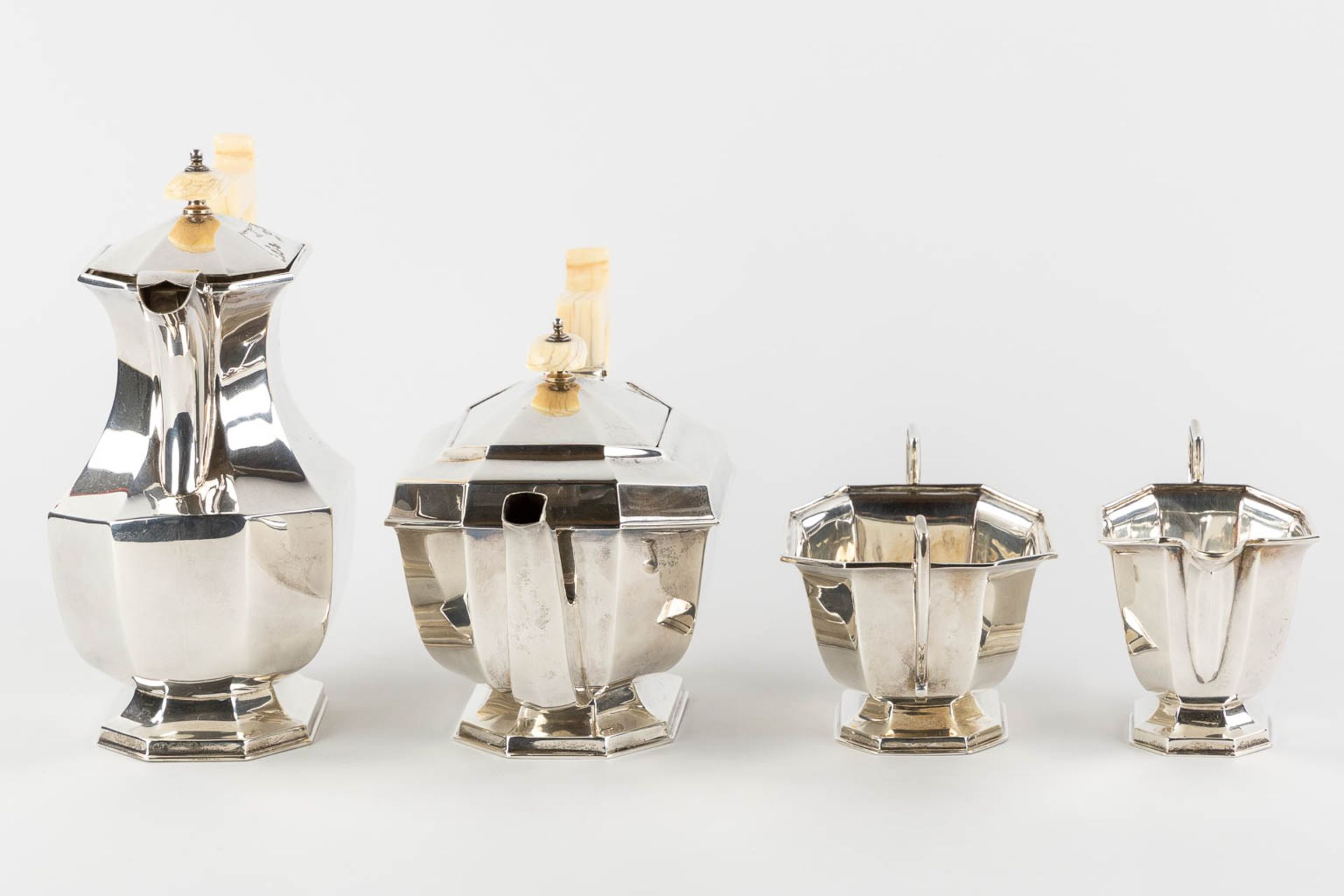 Viner's Ltd. A 4-piece silver coffee and tea service, Sheffield, England, 1936. Art Deco. 1,631 kg.  - Bild 6 aus 10