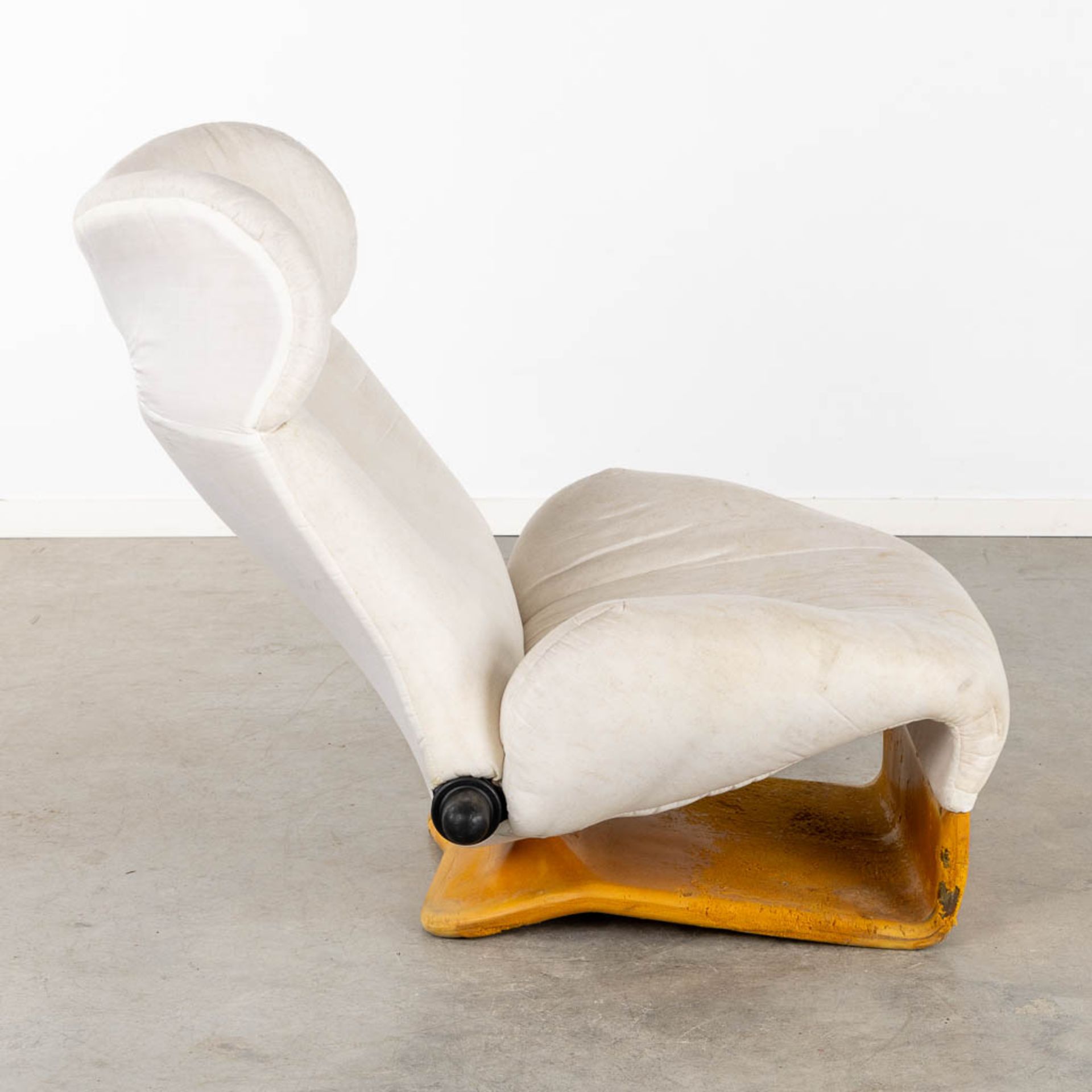 Toshiyuki KITA (1942) 'Wink' for Cassina. (L:110 x W:80 x H:93 cm) - Image 6 of 12