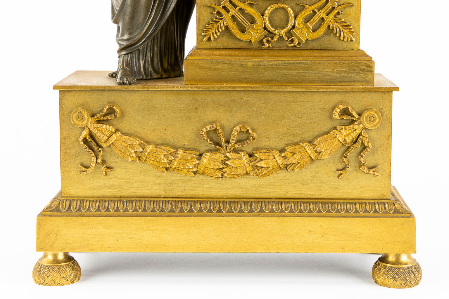 A mantle clock, gilt bronze, Empire. Circa 1800. (L:11,5 x W:26 x H:39,5 cm) - Image 9 of 10