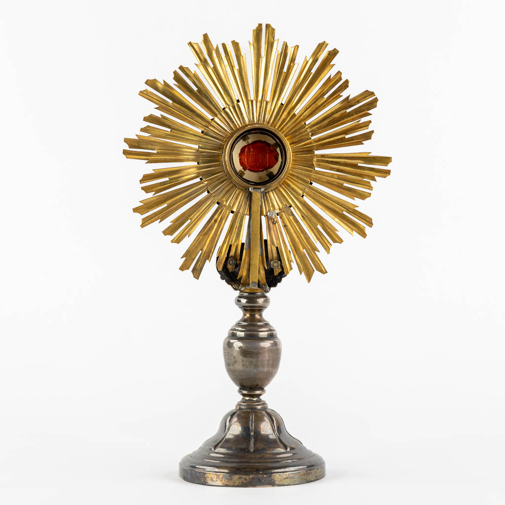 A small sunburst monstrance with a relic for the 'True Cross'. (L:10 x W:17,5 x H:30,5 cm) - Image 5 of 12